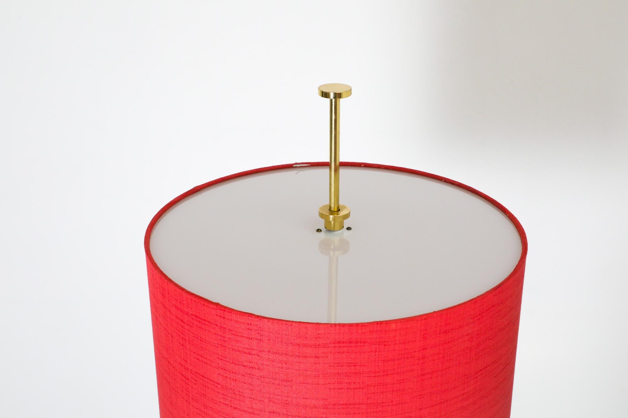Lampada da terra svedese di metà secolo in ottone con paralume a tamburo in ciniglia rossa e diffusore in plexi in vendita 6