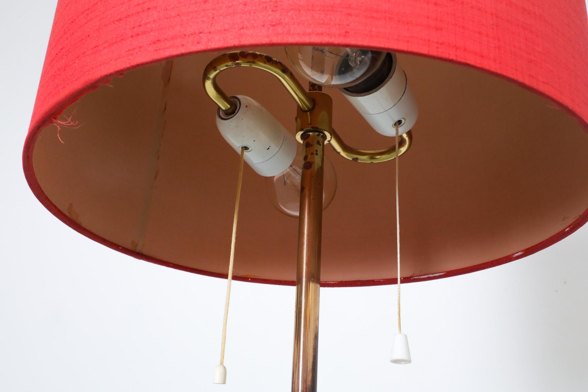 Lampada da terra svedese di metà secolo in ottone con paralume a tamburo in ciniglia rossa e diffusore in plexi in vendita 7
