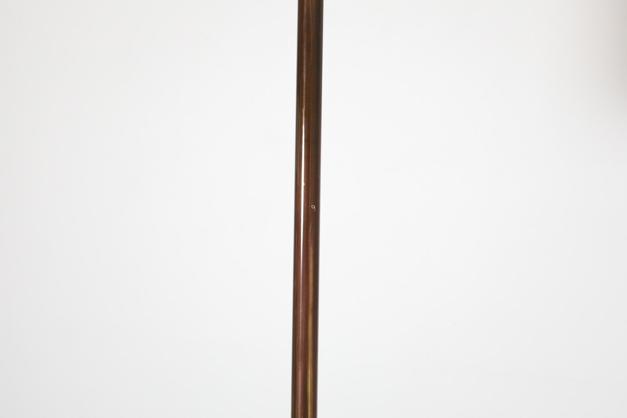 Lampada da terra svedese di metà secolo in ottone con paralume a tamburo in ciniglia rossa e diffusore in plexi in vendita 8
