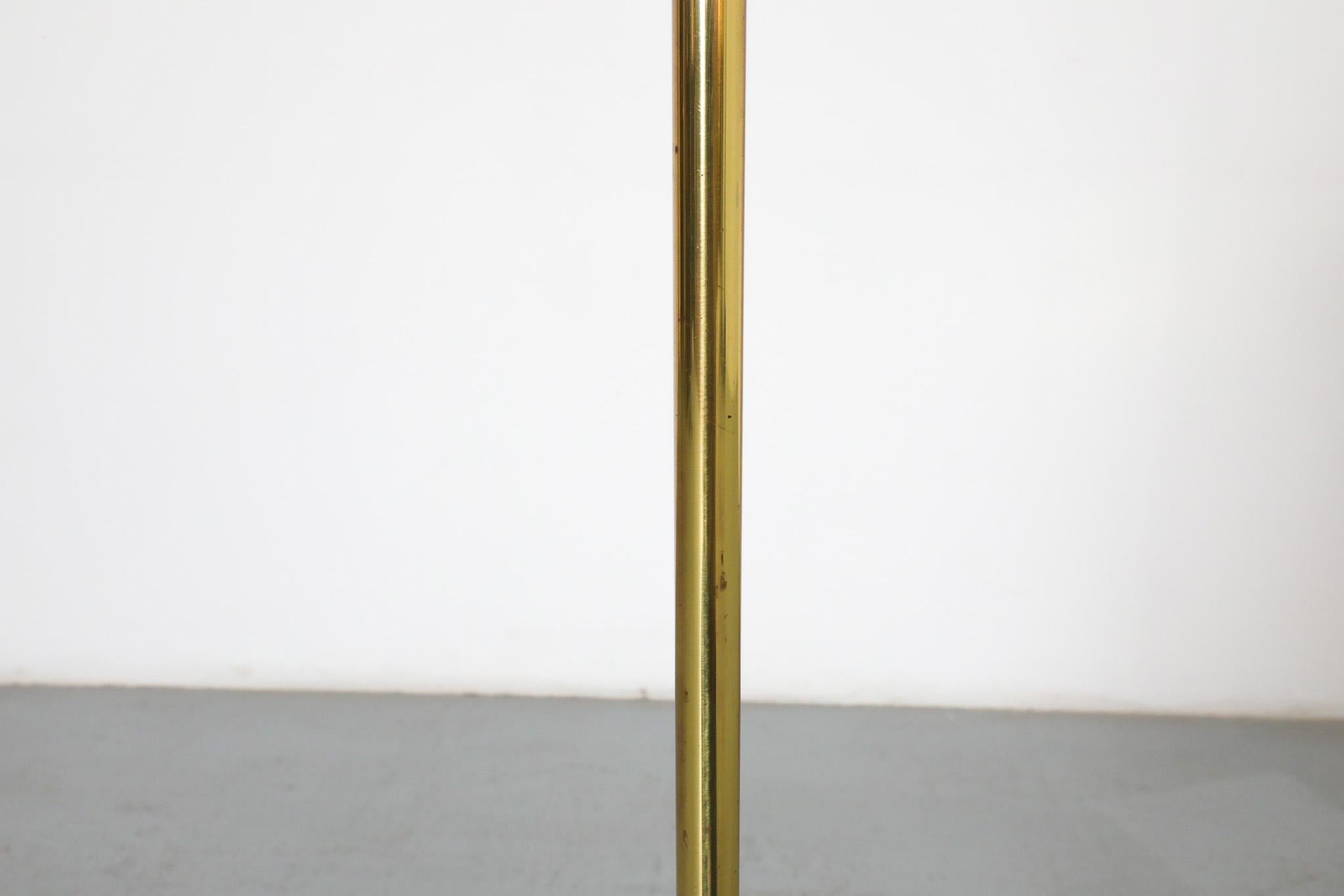 Lampada da terra svedese di metà secolo in ottone con paralume a tamburo in ciniglia rossa e diffusore in plexi in vendita 9