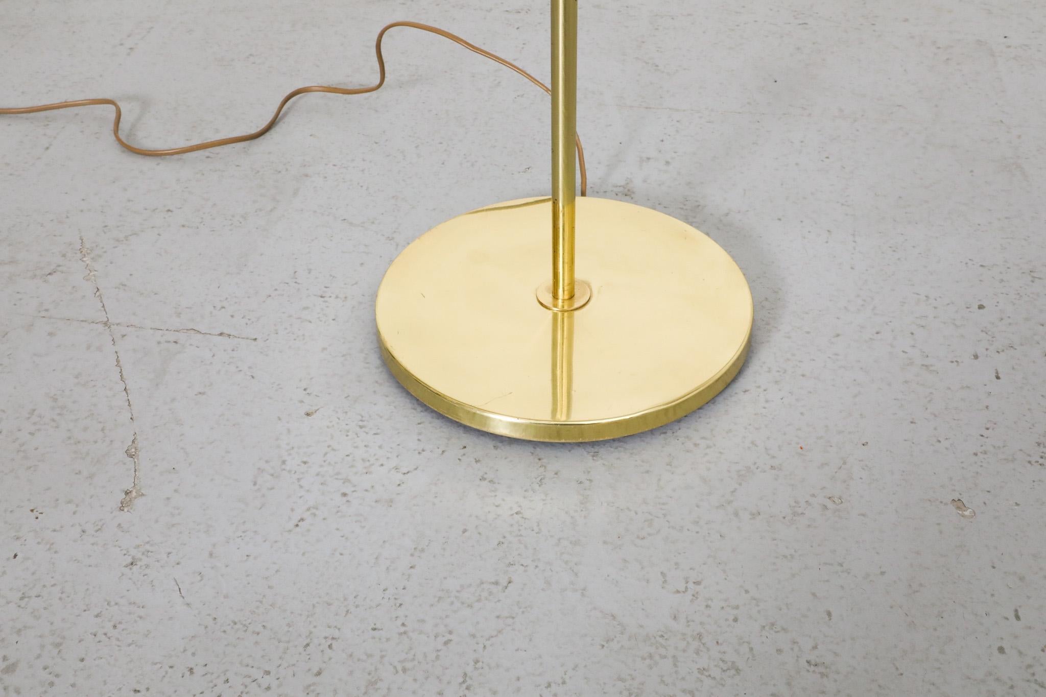 Lampada da terra svedese di metà secolo in ottone con paralume a tamburo in ciniglia rossa e diffusore in plexi in vendita 11