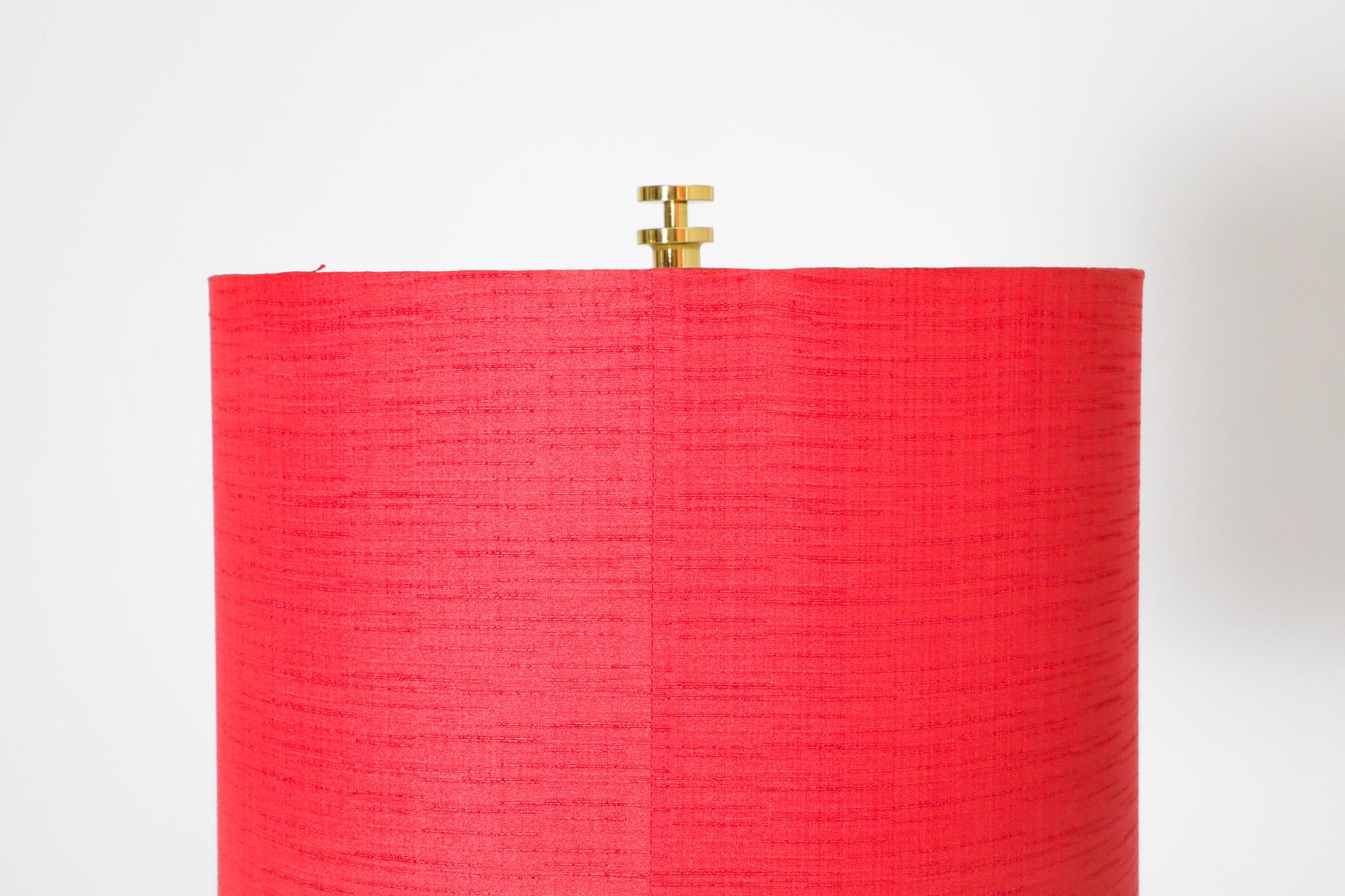 Lampada da terra svedese di metà secolo in ottone con paralume a tamburo in ciniglia rossa e diffusore in plexi in vendita 13