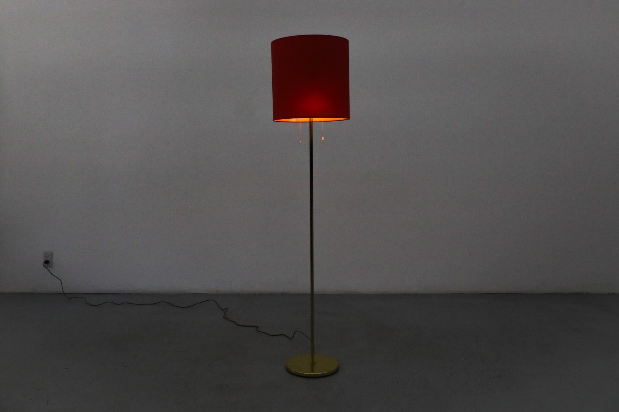 Mid-Century moderno Lampada da terra svedese di metà secolo in ottone con paralume a tamburo in ciniglia rossa e diffusore in plexi in vendita