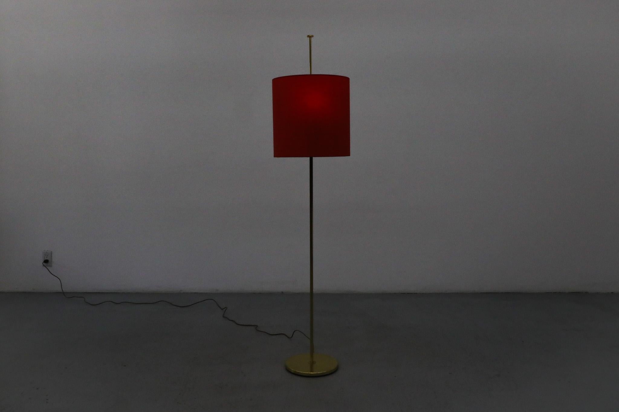 Svedese Lampada da terra svedese di metà secolo in ottone con paralume a tamburo in ciniglia rossa e diffusore in plexi in vendita