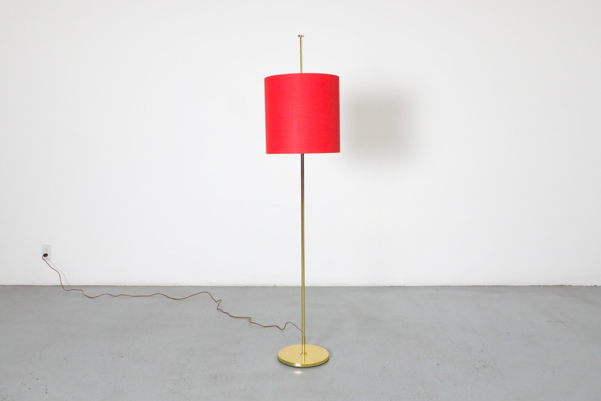 Lampada da terra svedese di metà secolo in ottone con paralume a tamburo in ciniglia rossa e diffusore in plexi In condizioni buone in vendita a Los Angeles, CA