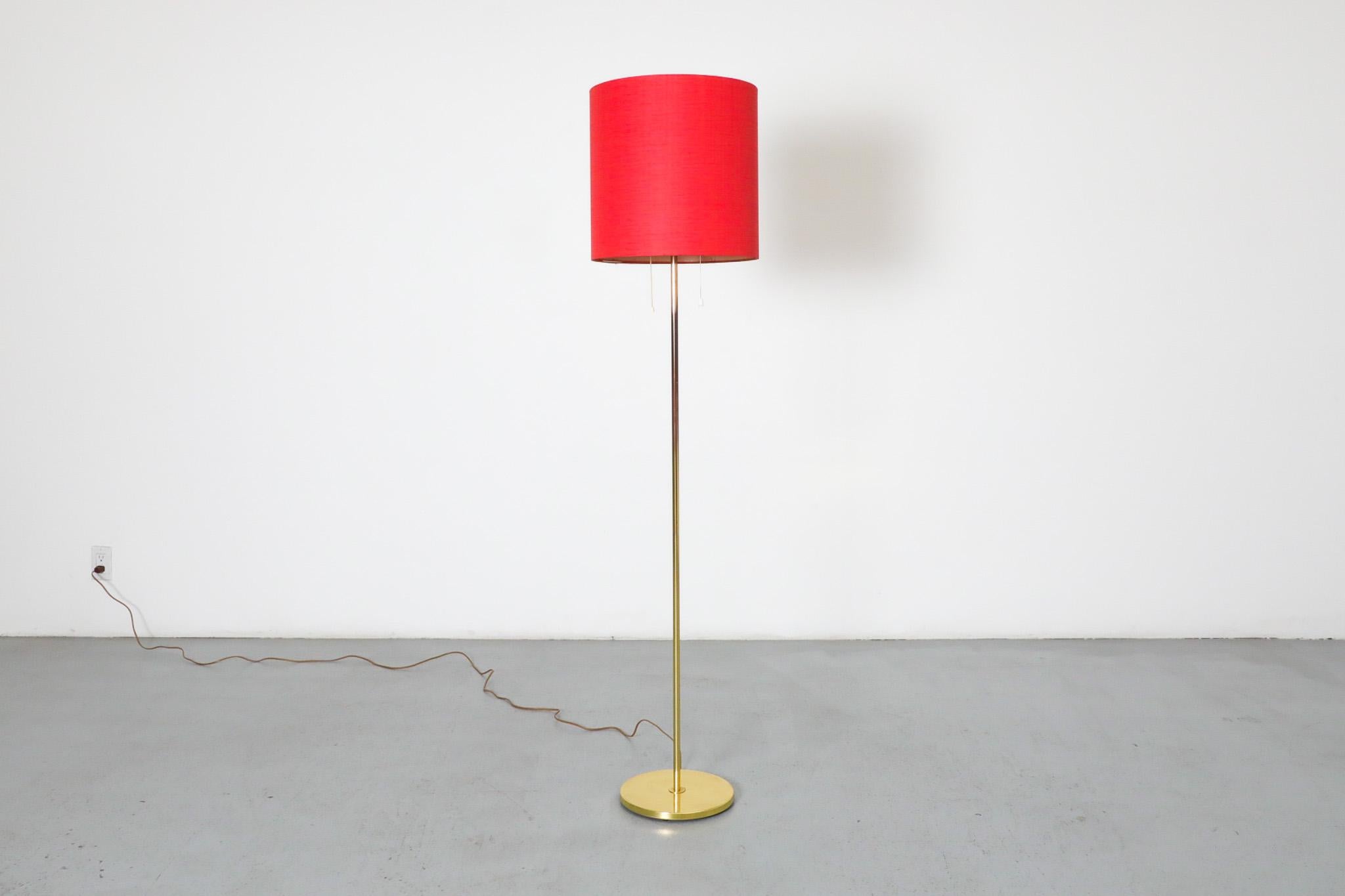 Ottone Lampada da terra svedese di metà secolo in ottone con paralume a tamburo in ciniglia rossa e diffusore in plexi in vendita