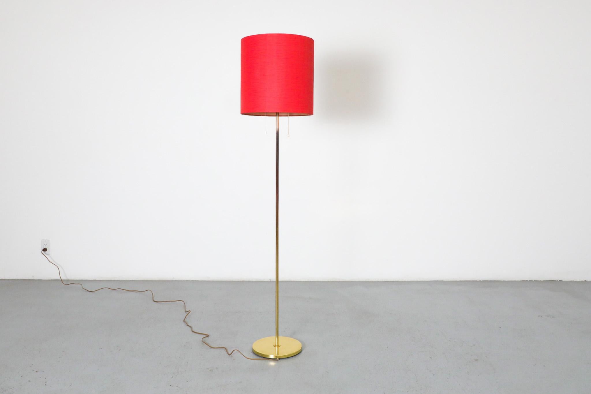 Lampada da terra svedese di metà secolo in ottone con paralume a tamburo in ciniglia rossa e diffusore in plexi in vendita 1