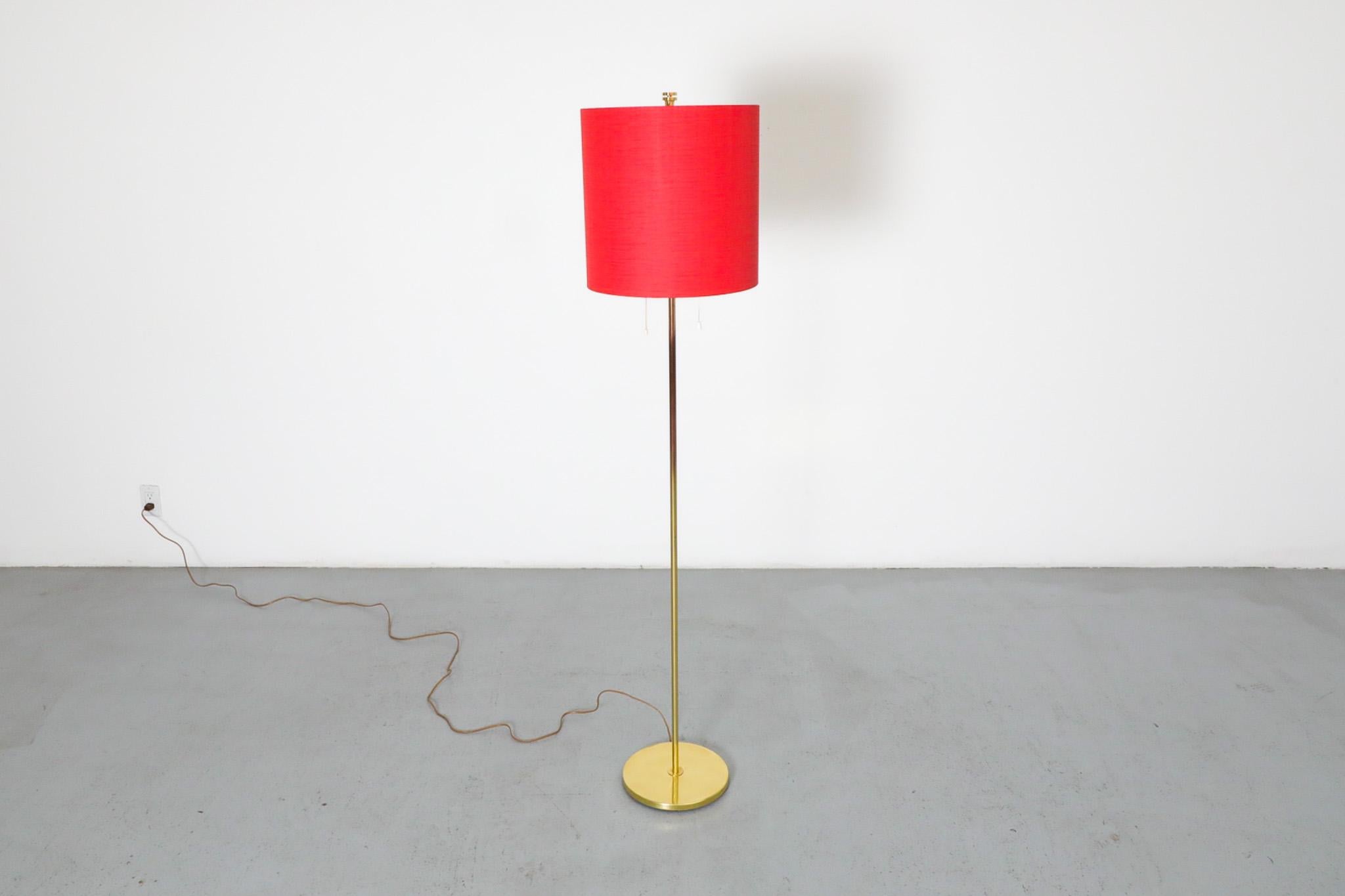 Lampada da terra svedese di metà secolo in ottone con paralume a tamburo in ciniglia rossa e diffusore in plexi in vendita 2