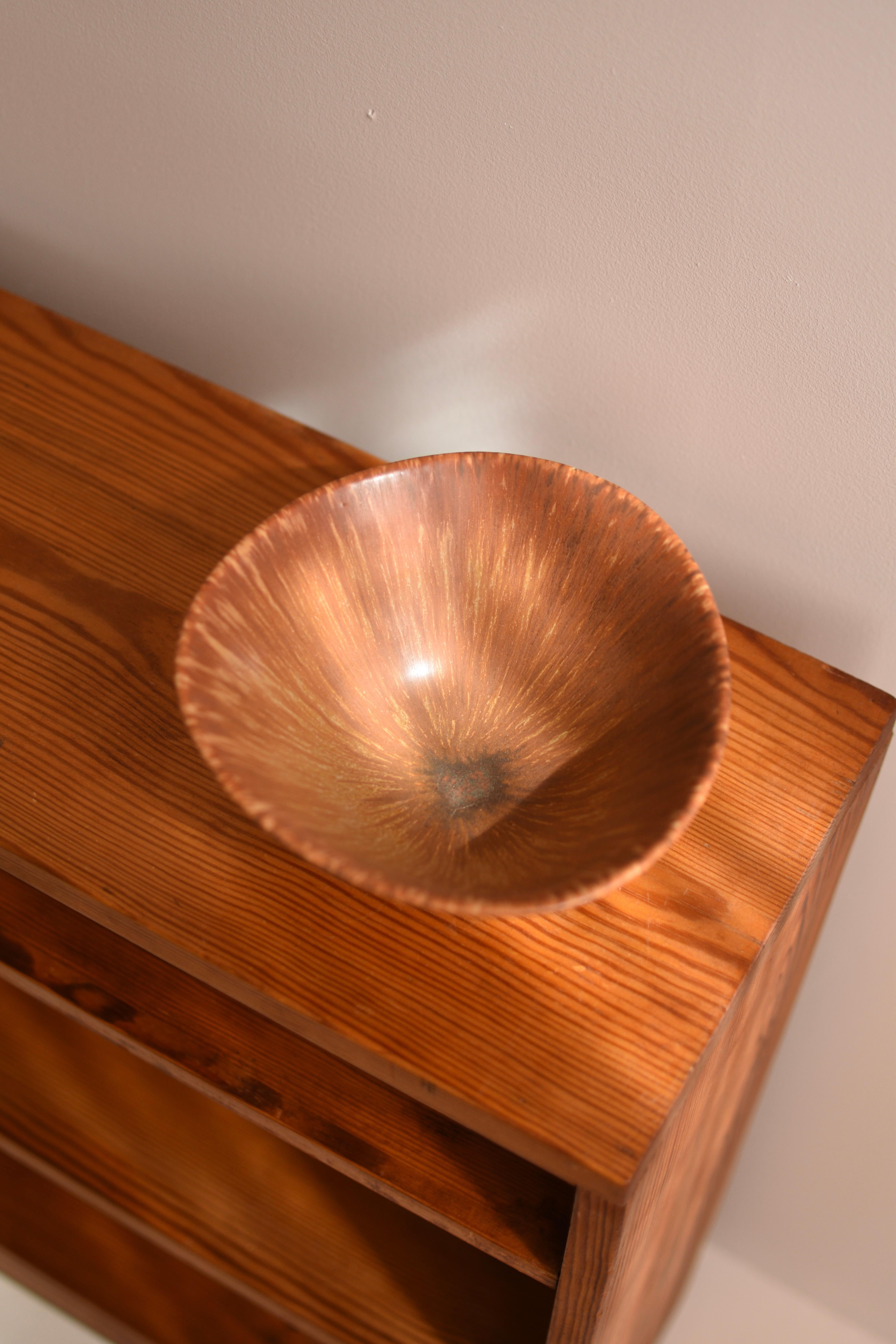 Élégante coupe en céramique du milieu du siècle, réalisée par Carl-Harry Stålhane pour Rörstrand, modèle SHX. Cette pièce moderniste suédoise présente une riche glaçure brune texturée avec des détails expressifs en forme de coups de pinceau. Un bel