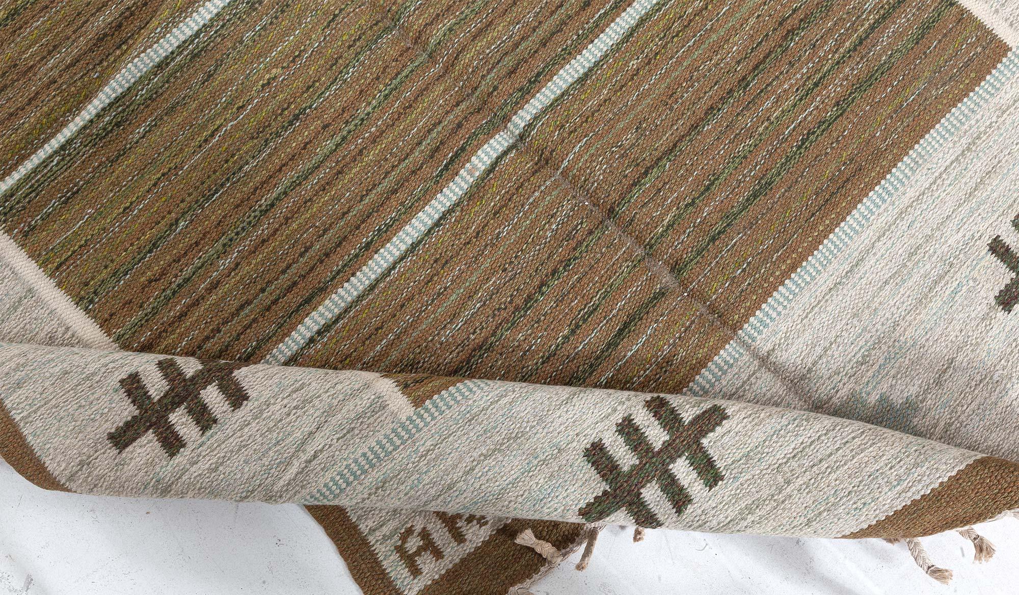 Laine Tapis de laine suédois du milieu du siècle, fait main, de couleur Brown, par Aina Kånge en vente