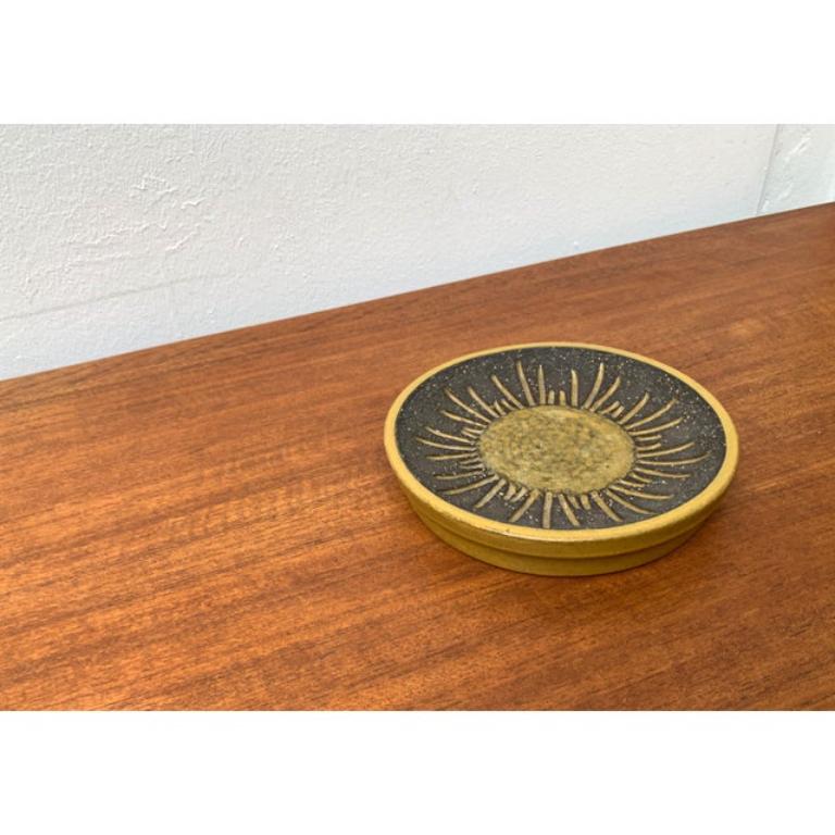 Mid-Century Swedish Brutalist Bowl by Mari Simmulson for Upsala Ekeby, 1960s, in Very Good conditions. Designed 1960 to 1969 This piece has an attribution mark.

Additional information:
Materials: Ceramic
Style: Brutalist
Country of Origin:
