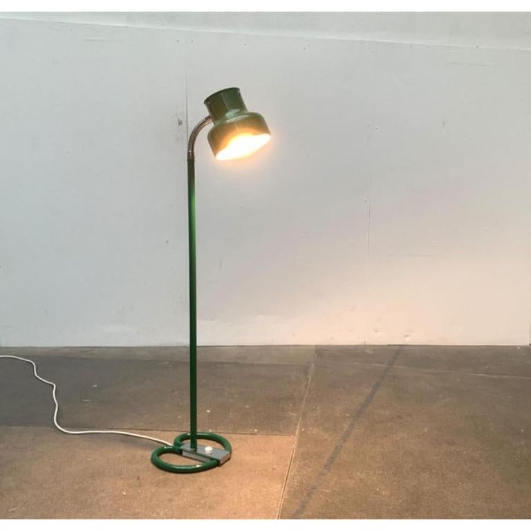 The classic bumbling in the floor lamps version of Atelje Lyktan after a design by Anders Pehrson from the 60s.

A timeless classic of Scandinavian design. Here in a special color in a strong green tone. There are countless details that make up this