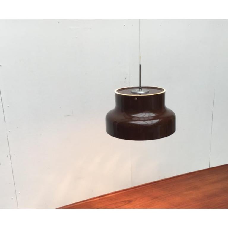 Ein zeitloser Klassiker des skandinavischen Designs. Der Bumling von Atelje Lyktan nach einem Entwurf von Anders Pehrson.

Die Lampe wirft ihr Licht hauptsächlich direkt nach unten. Durch den Schlitz an der Oberseite dringt ein zusätzlicher