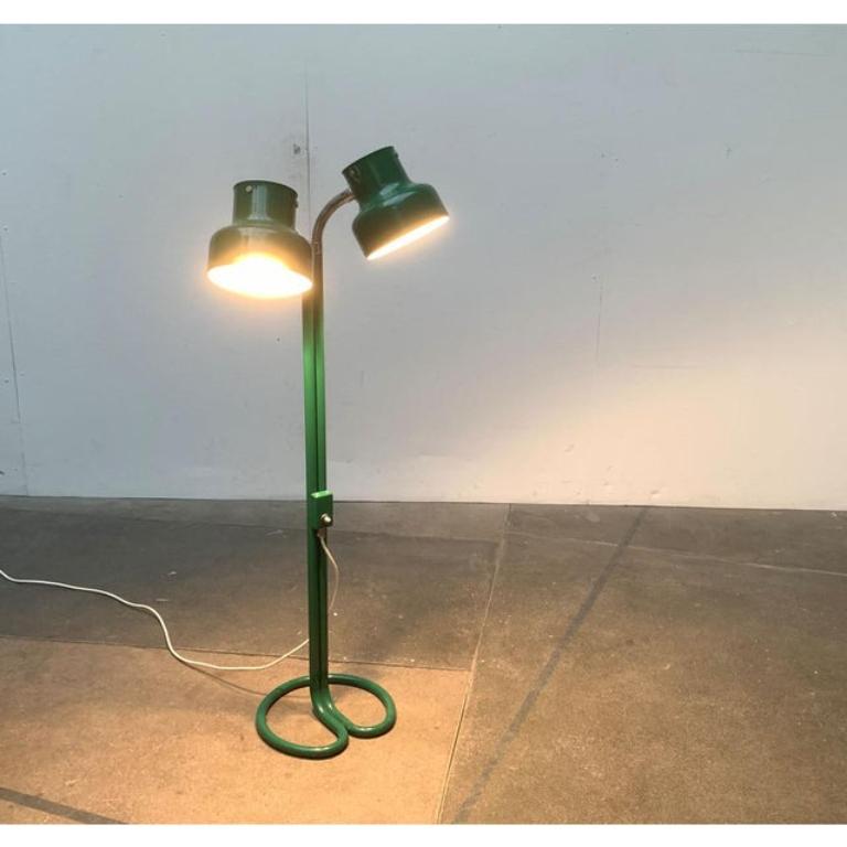 Der Klassiker unter den Stehlampen in der Version von Atelje Lyktan nach einem Entwurf von Anders Pehrson aus den 60er Jahren.

Ein zeitloser Klassiker des skandinavischen Designs. Hier in der seltenen Twin-Version mit zwei Köpfen. Es gibt unzählige