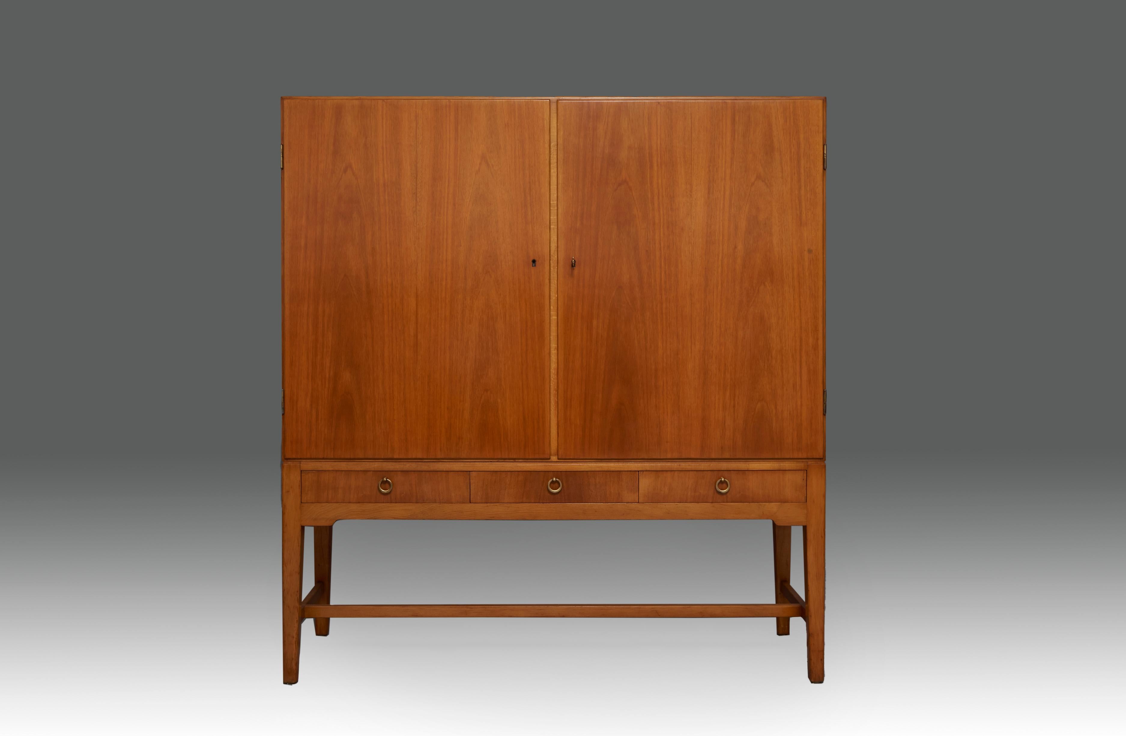 Cabinet produced by the swedish company Holmström & Johansson A.B. Norrköpping. Sweden, late 1940’s, Beginning 1950’s. 

It is constructed in two volumes consisting on a set of drawers and shelves. The design of this piece aims for simplicity,