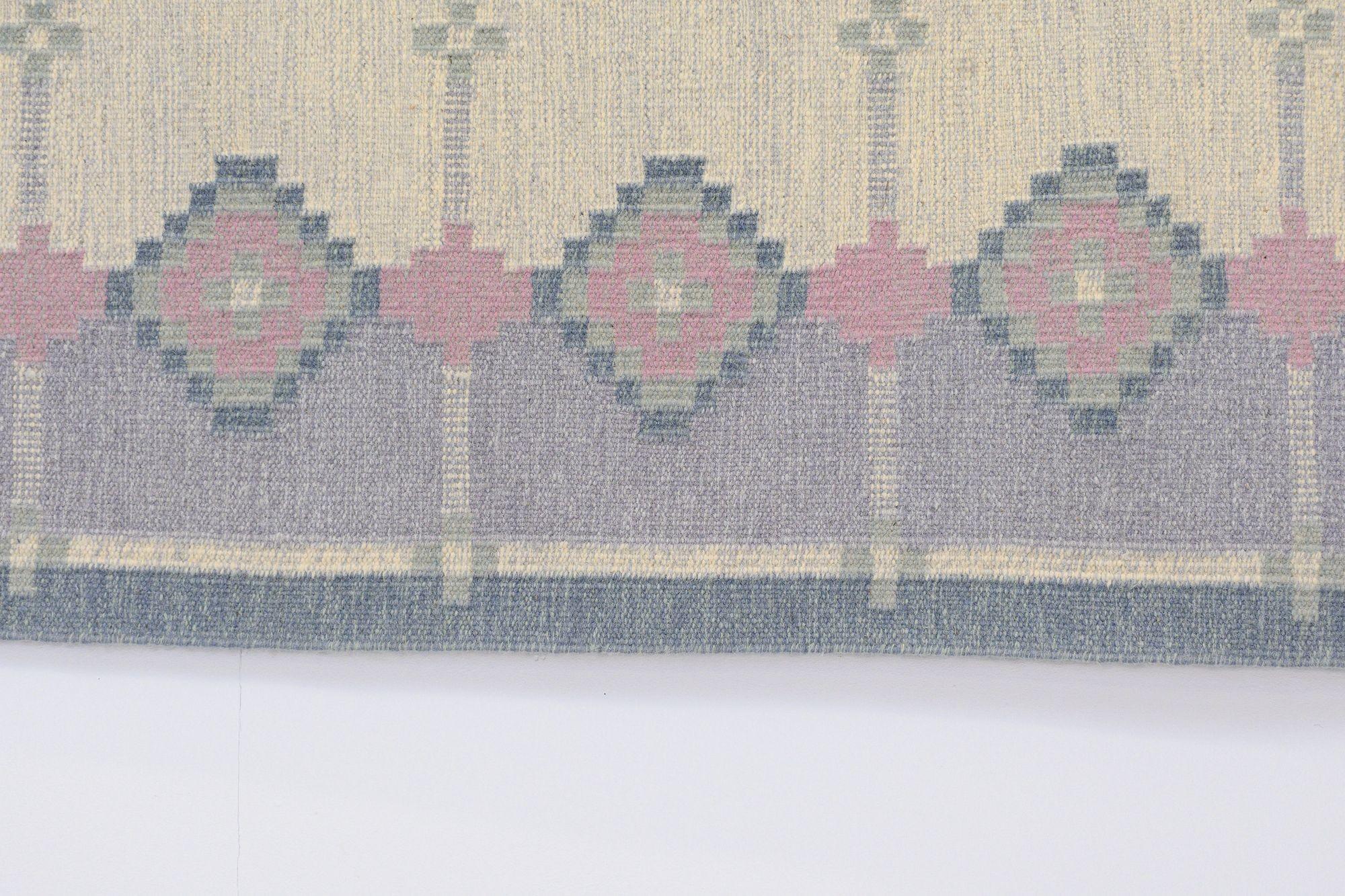 Kilim svedese di metà secolo nei toni del blu e del crema con accenni di rosa. Firmato BLS. Pulito professionalmente.
L 210cm x L 140cm x H 1cm