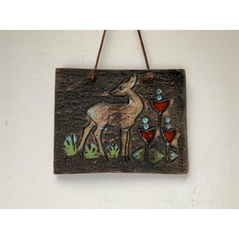 Plaque murale en céramique suédoise du milieu du siècle avec motif de cerf, par Eivor Lang pour Tilgmans Keramik, années 1960, en très bon état. Conçue de 1960 à 1969 Cette pièce porte une marque d'attribution.

Informations complémentaires
