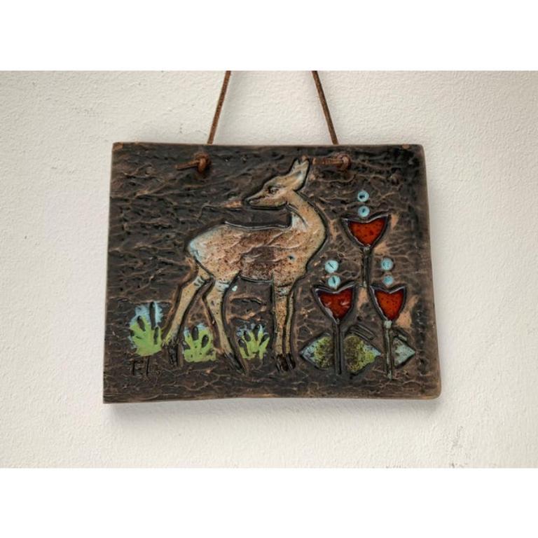 Céramique Plaque murale suédoise du milieu du siècle dernier à motif de cerfs par Eivor Lang, années 1960 en vente