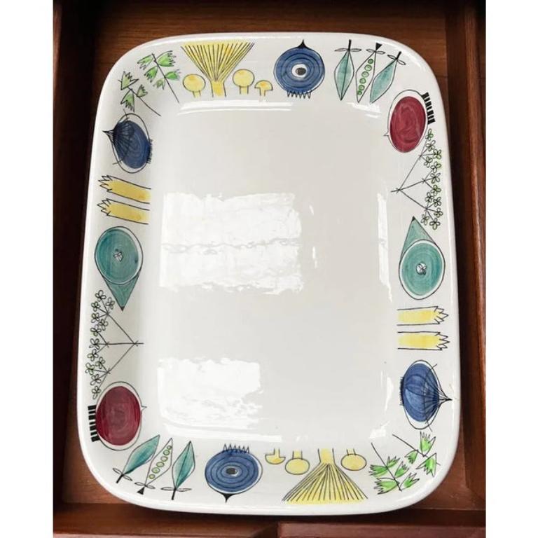 Plato decorativo Picknick de cerámica sueca de mediados de siglo de Marianne Westman, años 50 Moderno de mediados de siglo en venta