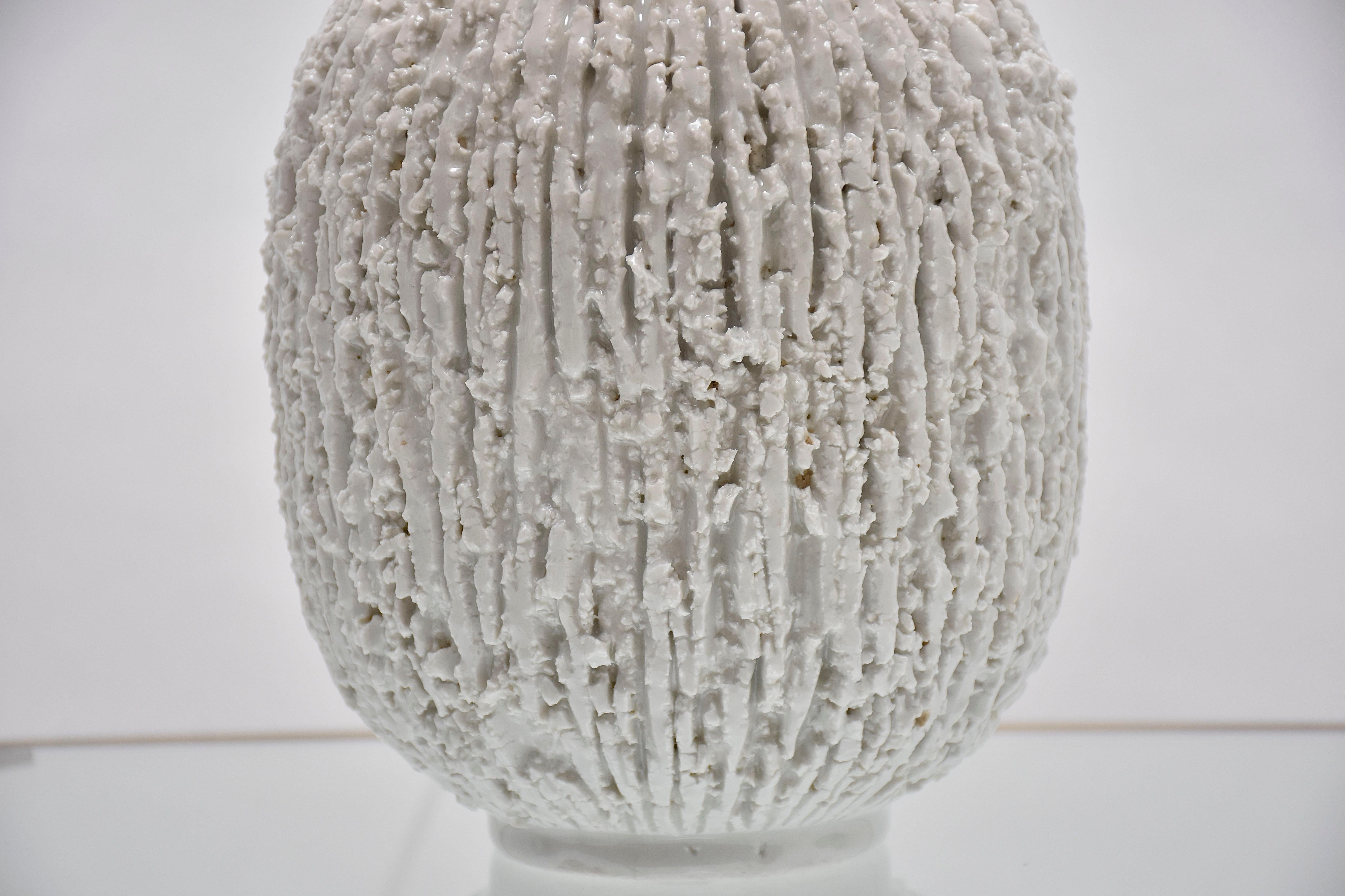 Atemberaubende und hochwertige Keramik-Tischleuchte 'Chamotte' von Gunnar Nylund- schwedischer Künstler und Keramikdesigner.
Diese schöne Lampe wurde von der berühmten schwedischen Porzellanmanufaktur Rörstrand aus Steingut hergestellt und mit