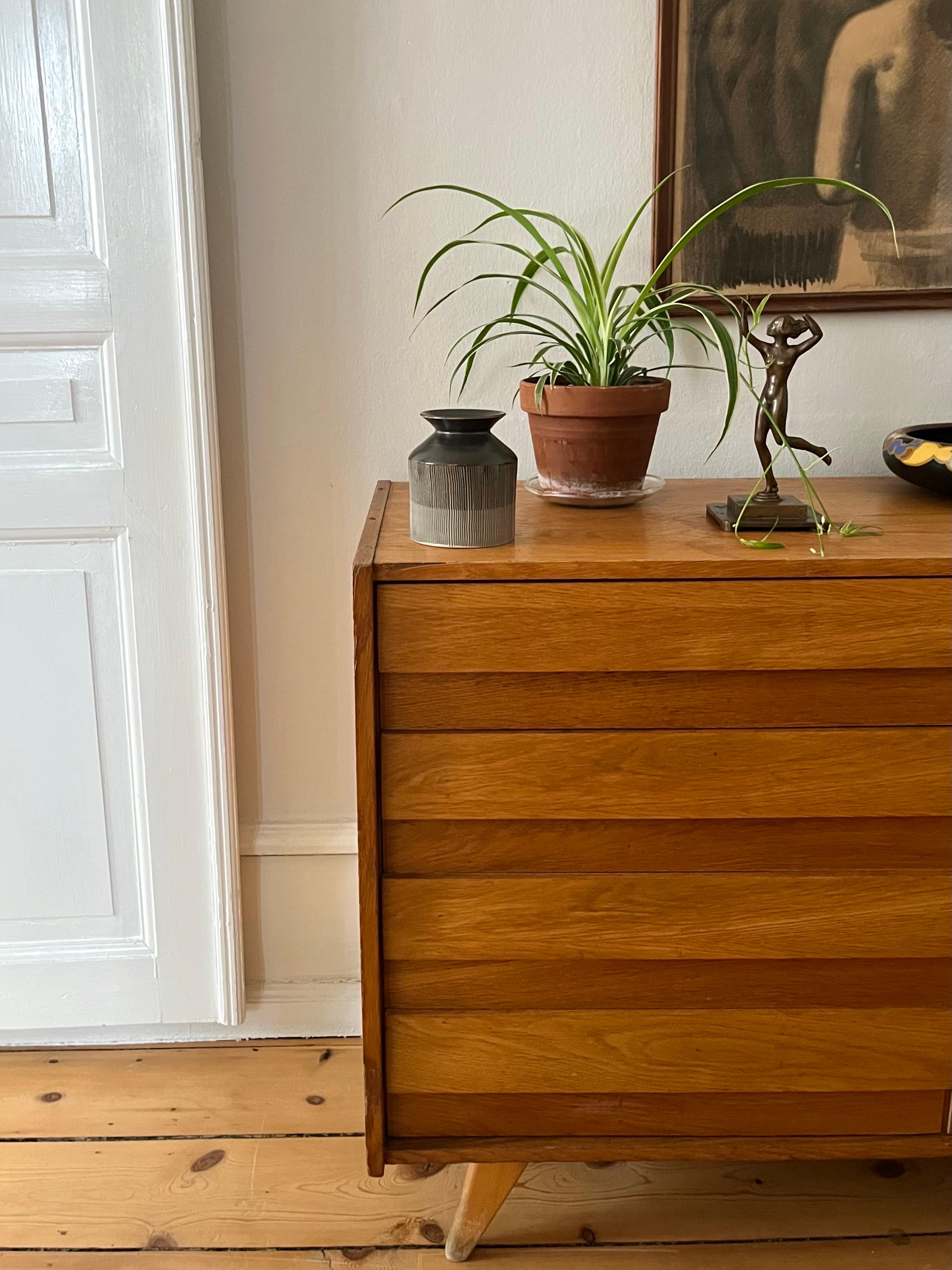 Vaso in ceramica svedese di metà secolo di Bo Fajans, anni '50

Elegante vaso in ceramica svedese di Bo Fajans, prodotto negli anni '50 e caratteristico dell'estetica scandinava moderna di metà secolo. Il pezzo ha una raffinata forma cilindrica con