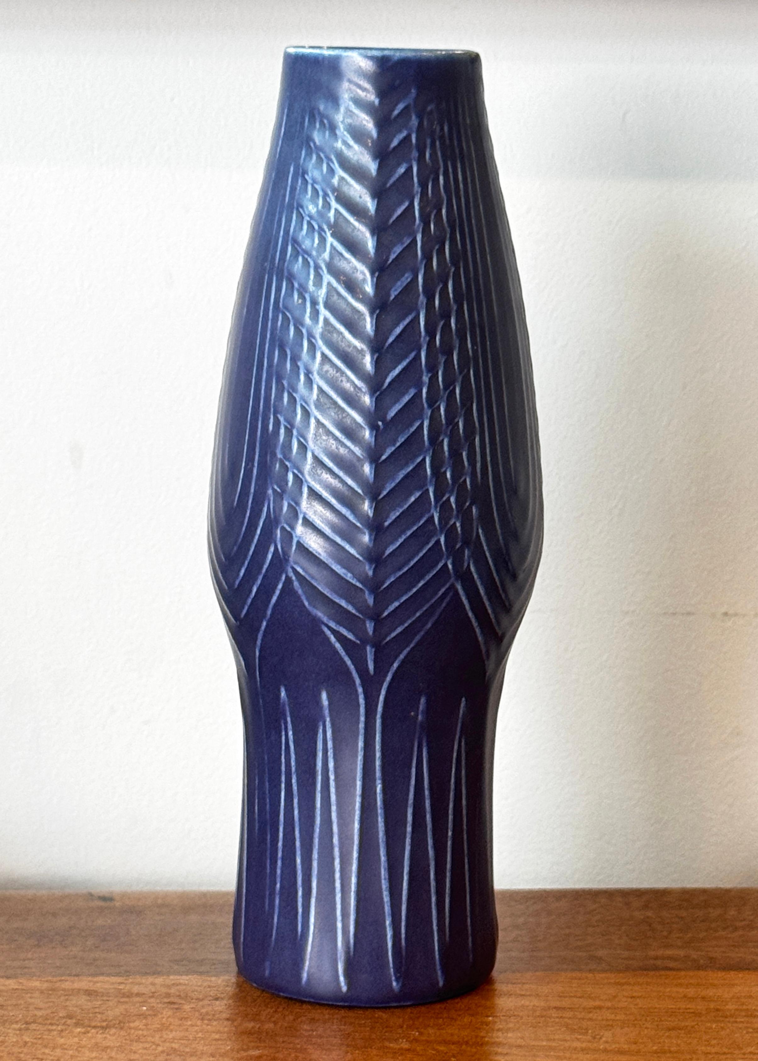Jarrón de cerámica sueca de mediados de siglo diseñado por Berit Ternell para Gefle Porcelin Escandinavo moderno en venta
