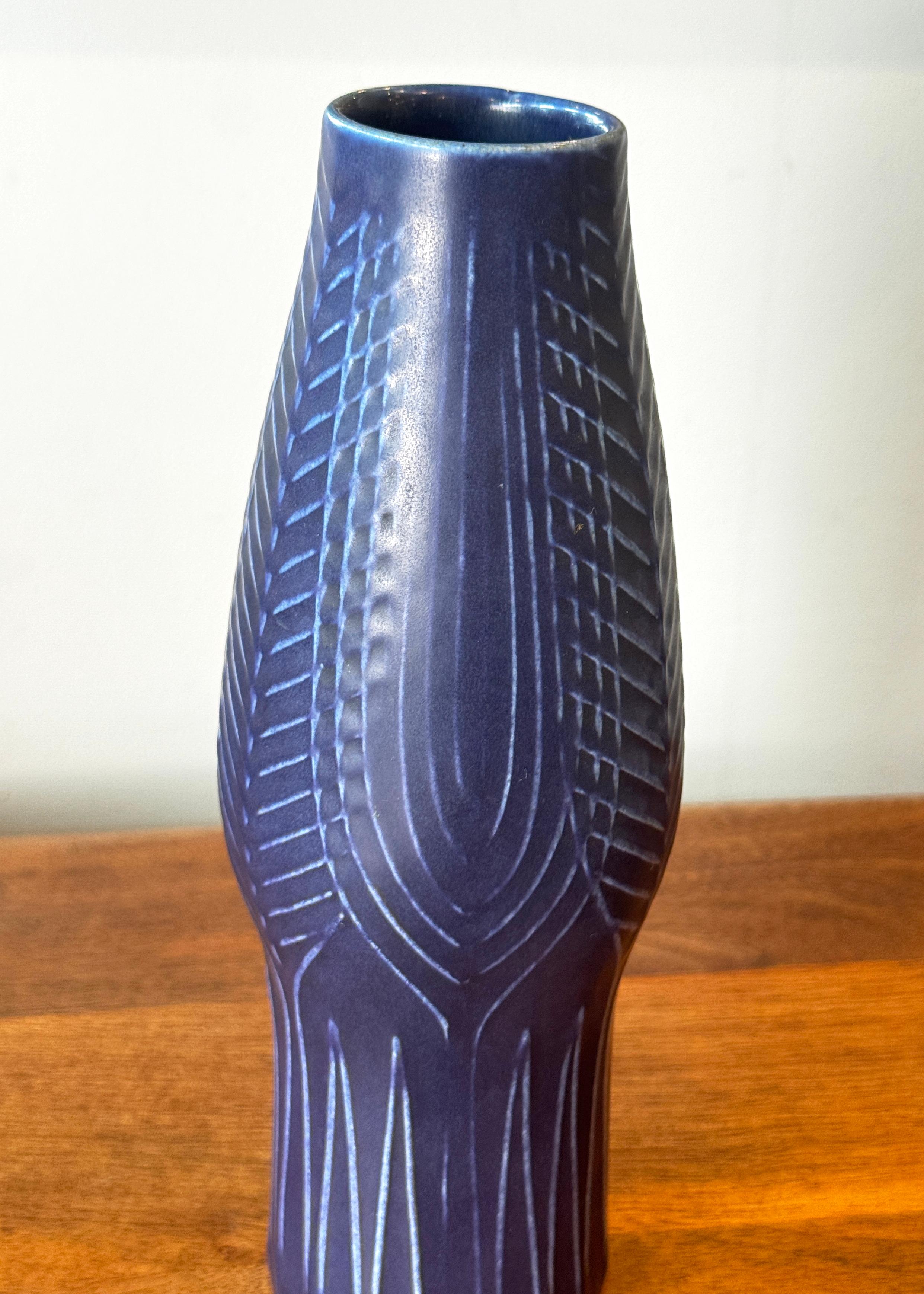 Jarrón de cerámica sueca de mediados de siglo diseñado por Berit Ternell para Gefle Porcelin en Bueno estado para la venta en Philadelphia, PA