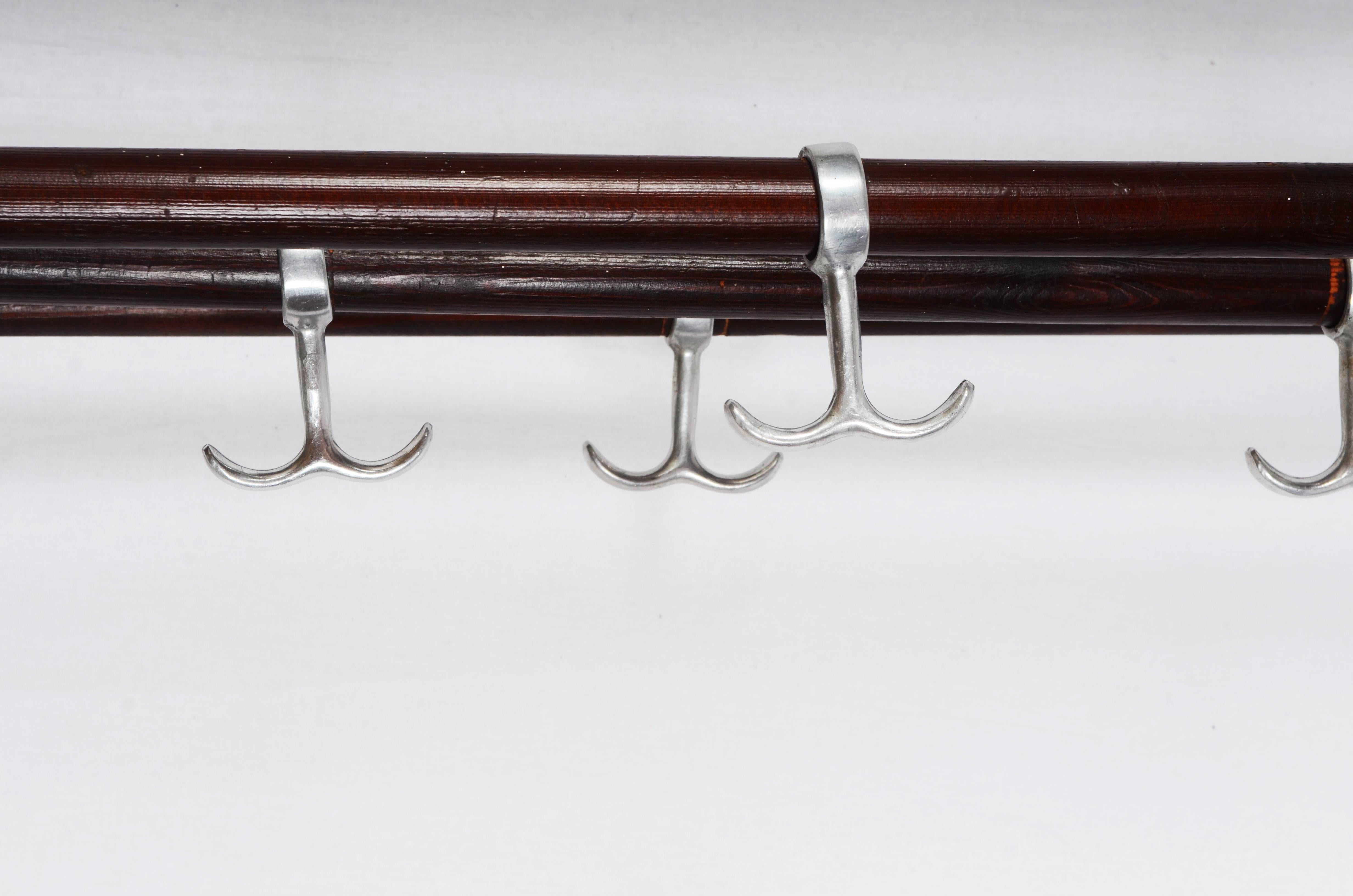 Porte-manteau fonctionnaliste suédois fabriqué dans les années 1930-1940. Supports et suspensions en aluminium sur des barres en bois de hêtre.
La longueur est de 100 cm et la profondeur de 25 cm.
 