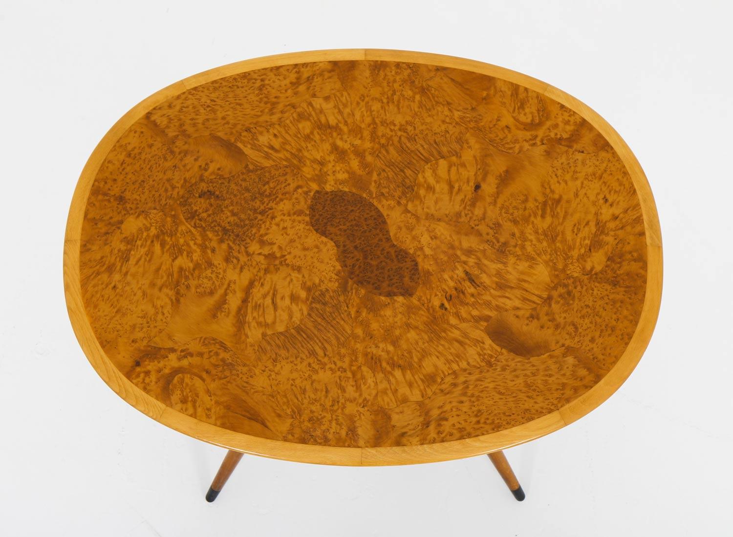 Table basse suédoise du milieu du siècle avec incrustation de racines d'orme Bon état - En vente à Karlstad, SE