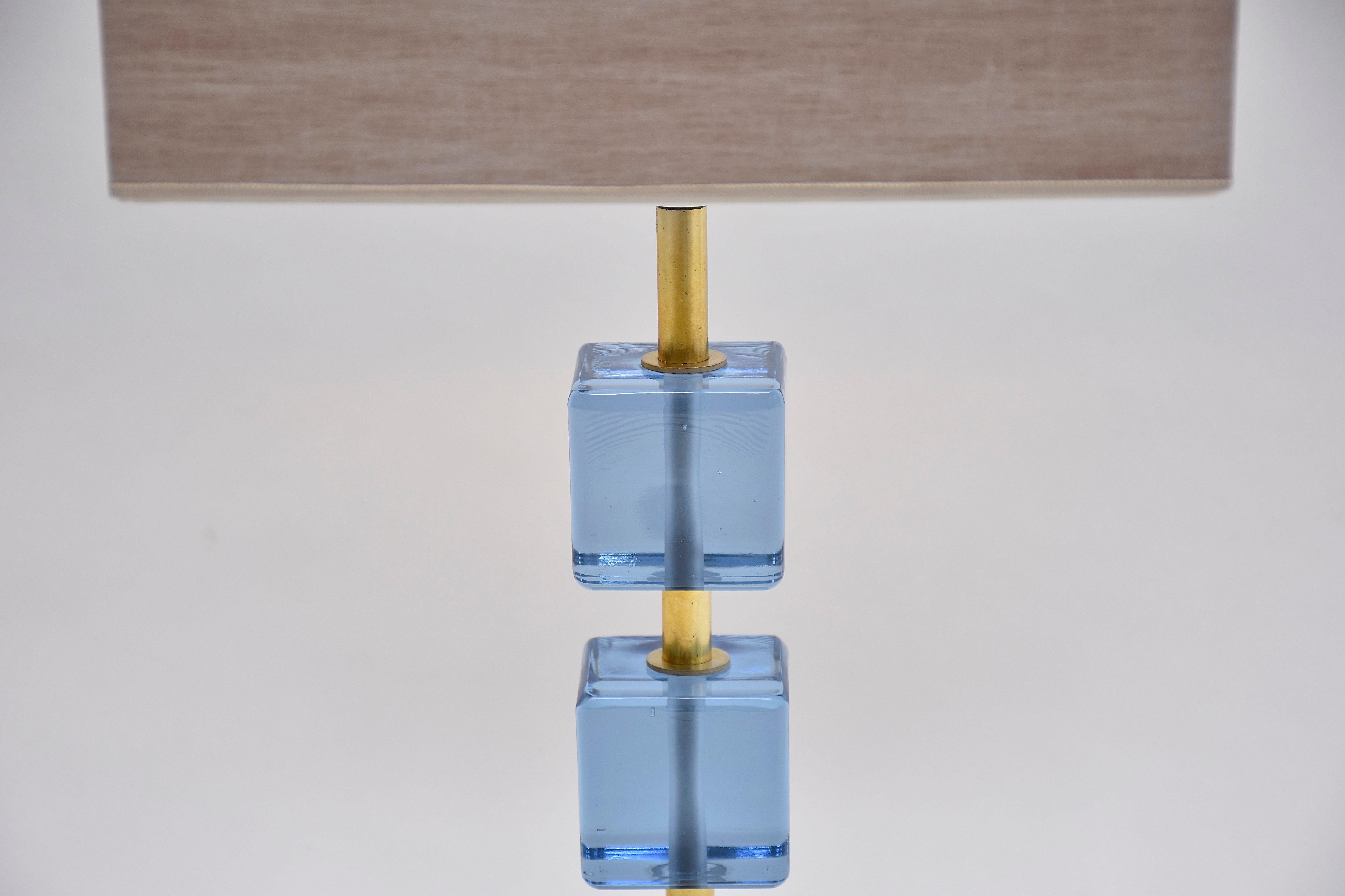 Schwedische Design-Tischlampe aus blauem Glas aus der Mitte des Jahrhunderts (Skandinavische Moderne) im Angebot
