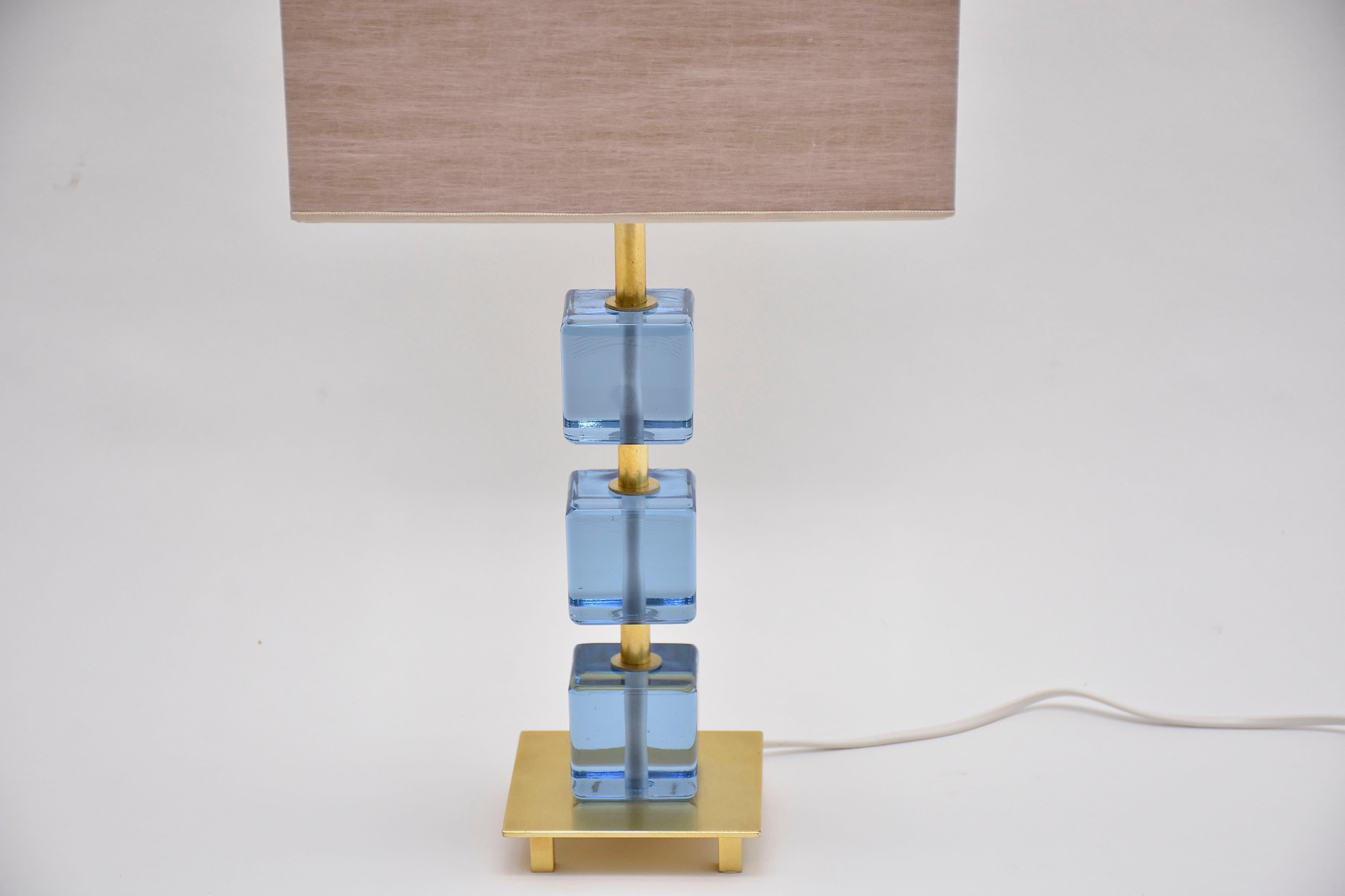 Schwedische Design-Tischlampe aus blauem Glas aus der Mitte des Jahrhunderts (20. Jahrhundert) im Angebot