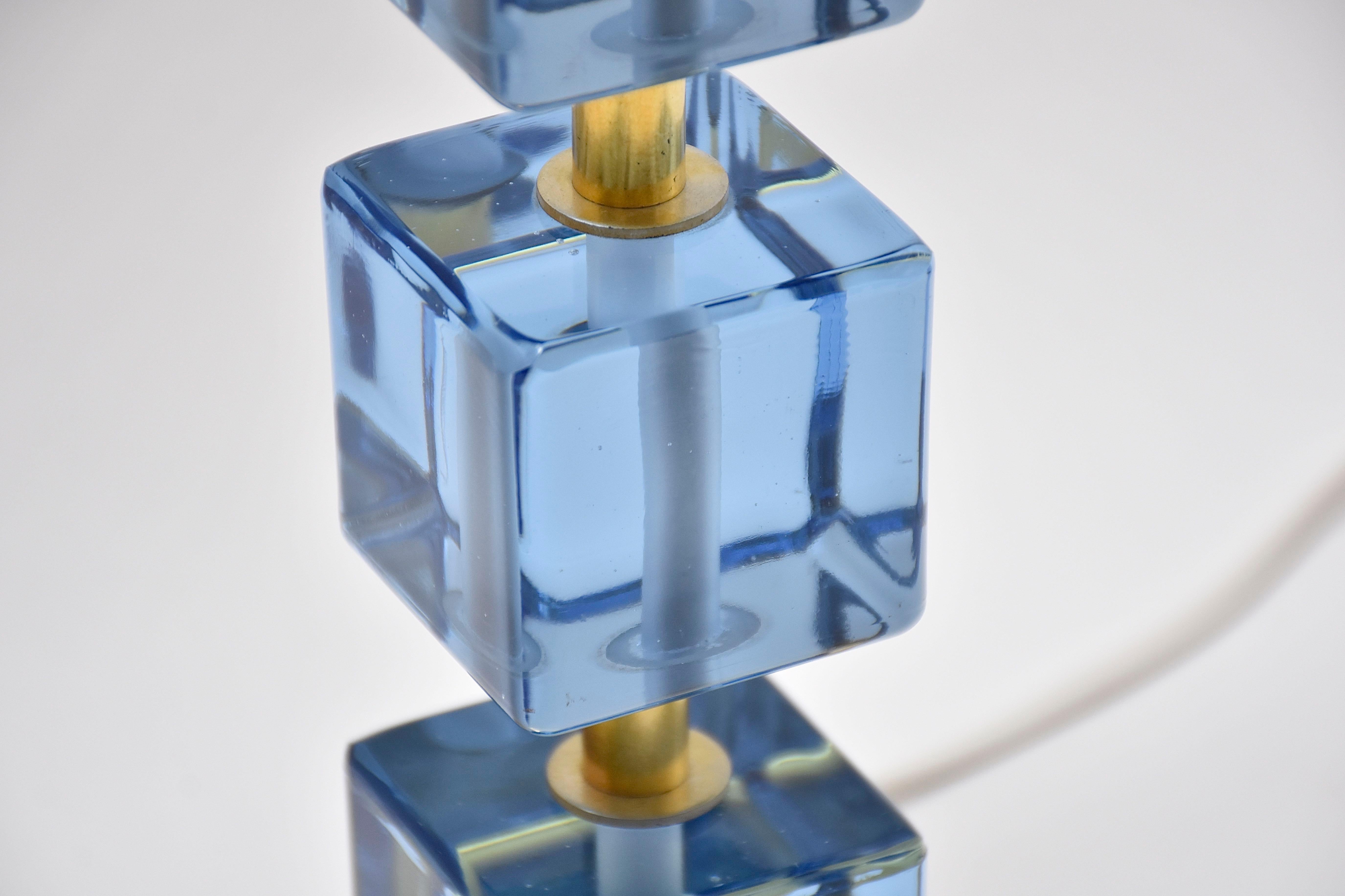 Schwedische Design-Tischlampe aus blauem Glas aus der Mitte des Jahrhunderts (Messing) im Angebot