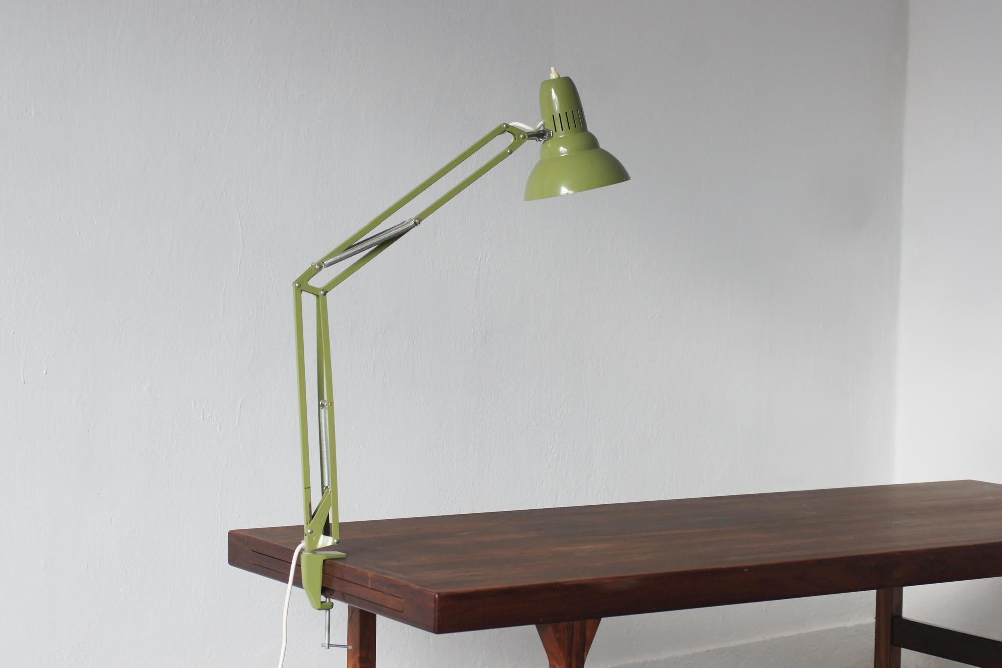Une forme minimaliste pour une fonctionnalité Maximum. La lampe de bureau classique Ledu, dotée d'un abat-jour olive profond, est un clin d'œil au design intemporel inspiré des styles industriel et moderniste.

Équipé d'un bras réglable à ressort,