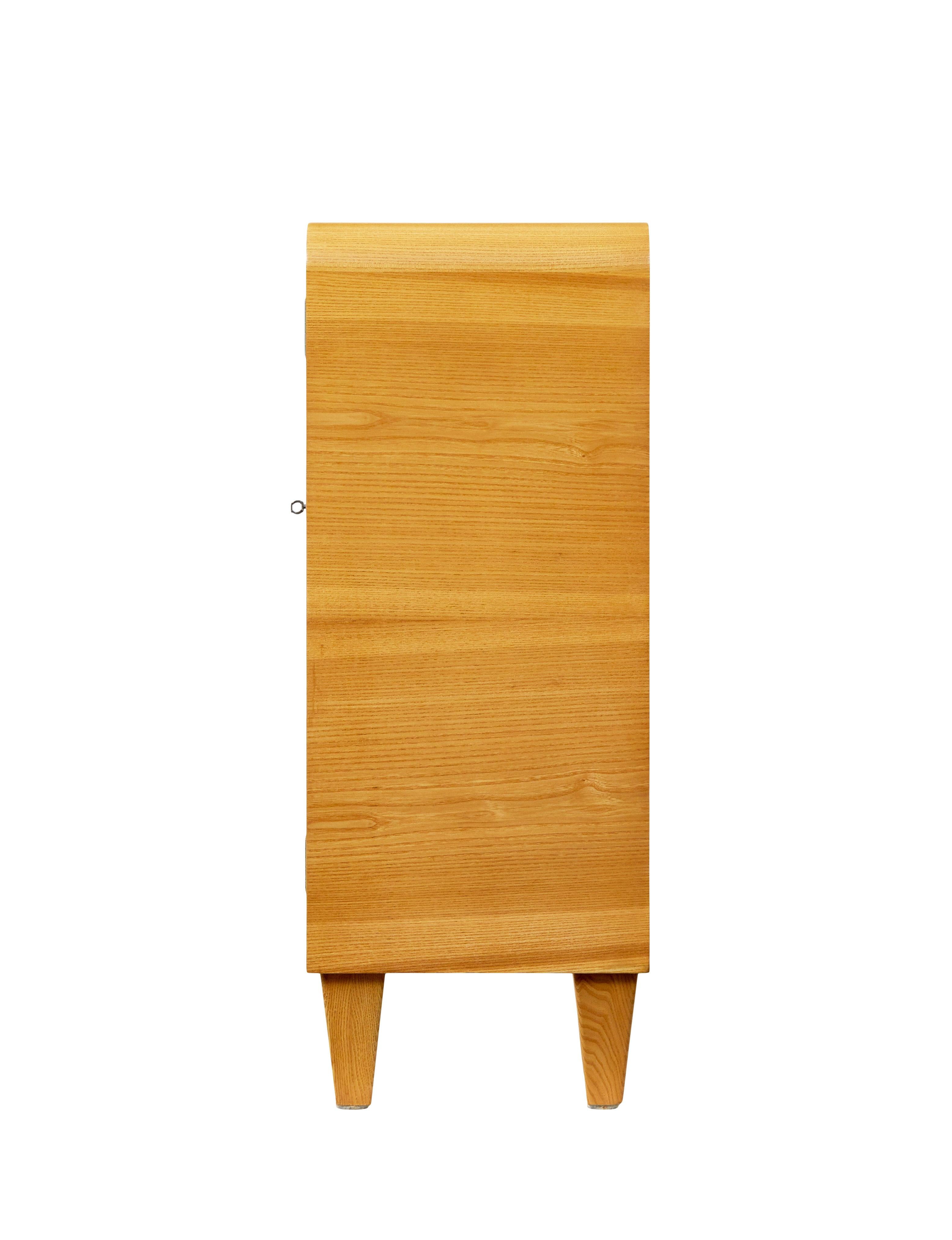 Schwedisches Sideboard aus Ulme und Wurzelholz aus der Mitte des Jahrhunderts (Handgeschnitzt) im Angebot