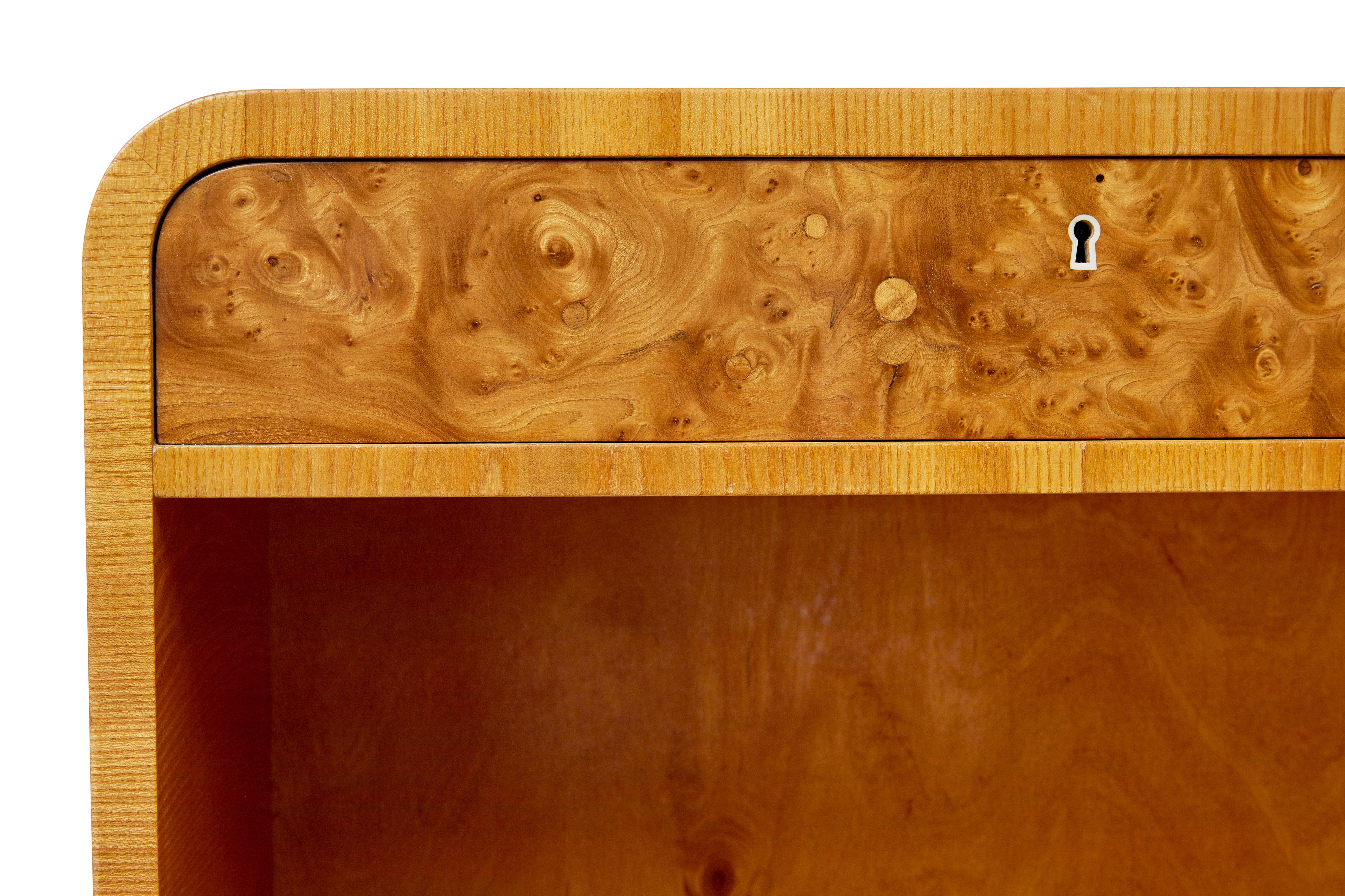 Schwedisches Sideboard aus Ulme und Wurzelholz aus der Mitte des Jahrhunderts (Ulmenholz) im Angebot