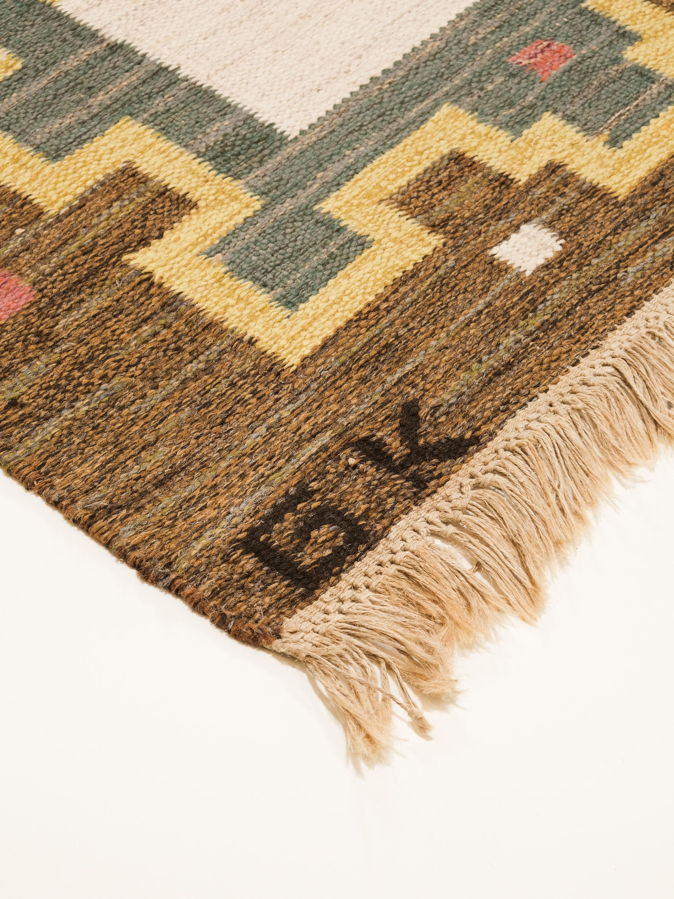 This Swedish kilim rug measure 220 x 135 cm and is handmade with classic flat weave technique. Signed 