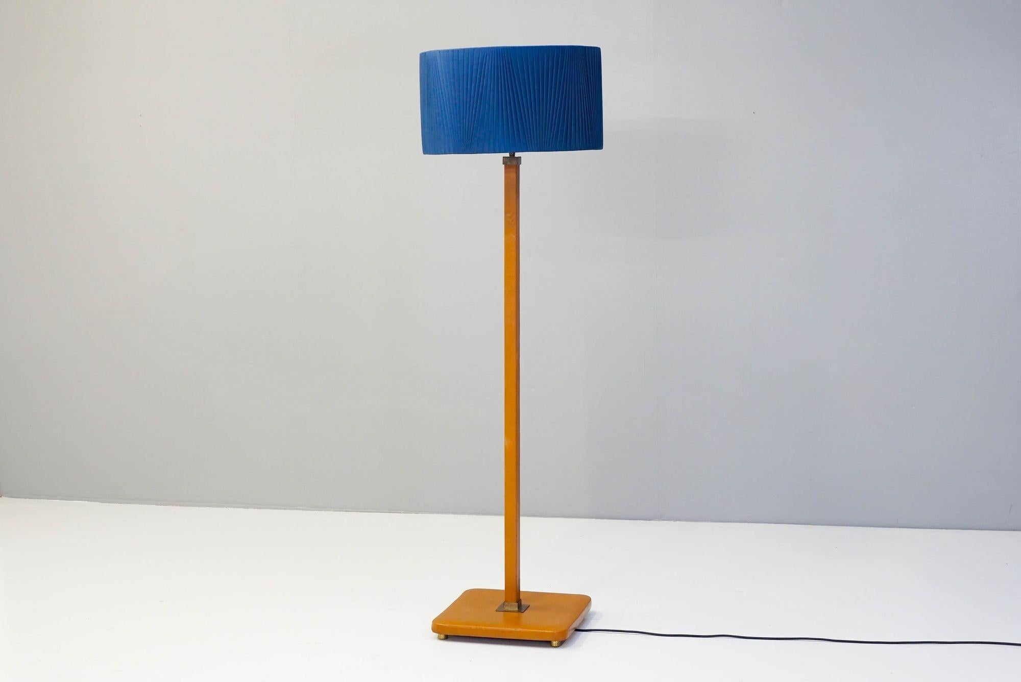 
Élégant lampadaire suédois du milieu du siècle en cuir et laiton. Recâblage et test.
H 148cm x L 35cm x P 35cm
15kg
Suède vers 1960