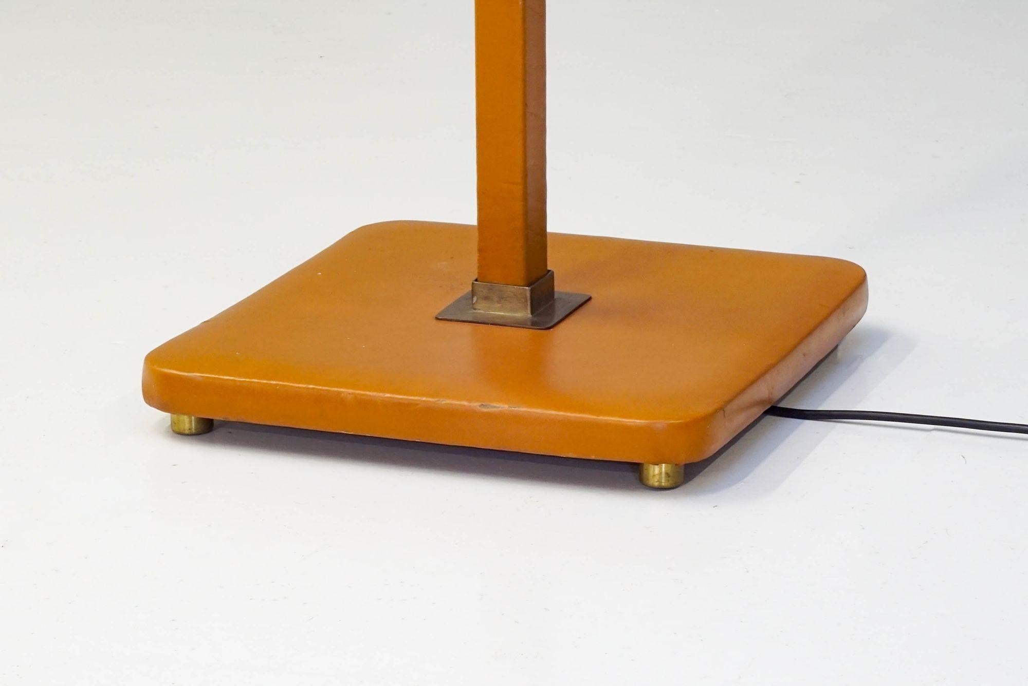 Lampadaire suédois du milieu du siècle en cuir en vente 1