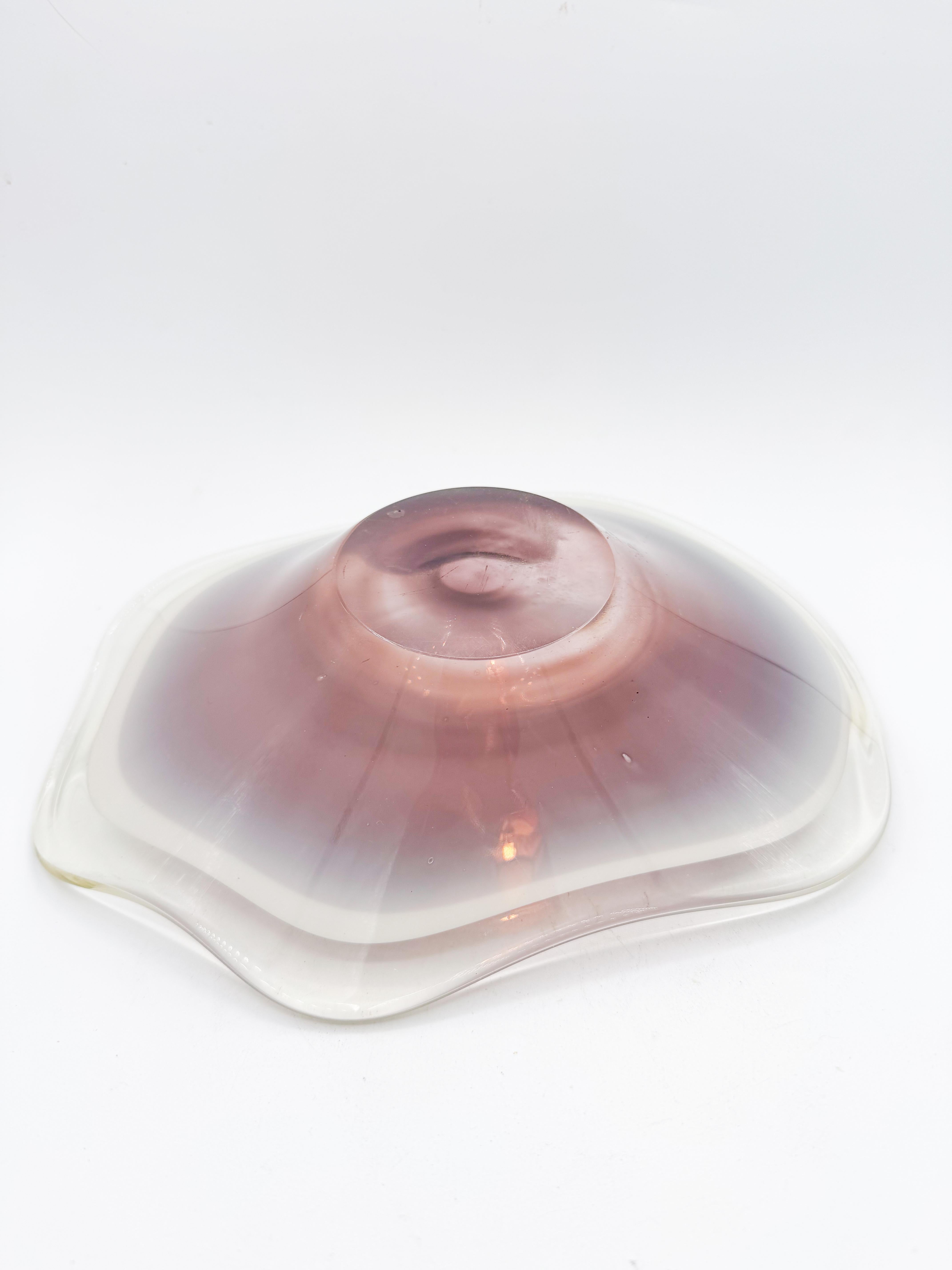 Mid-Century Swedish Flygsfors “Coquille” Purple & White Catchall Bowl, 1950s For Sale 3