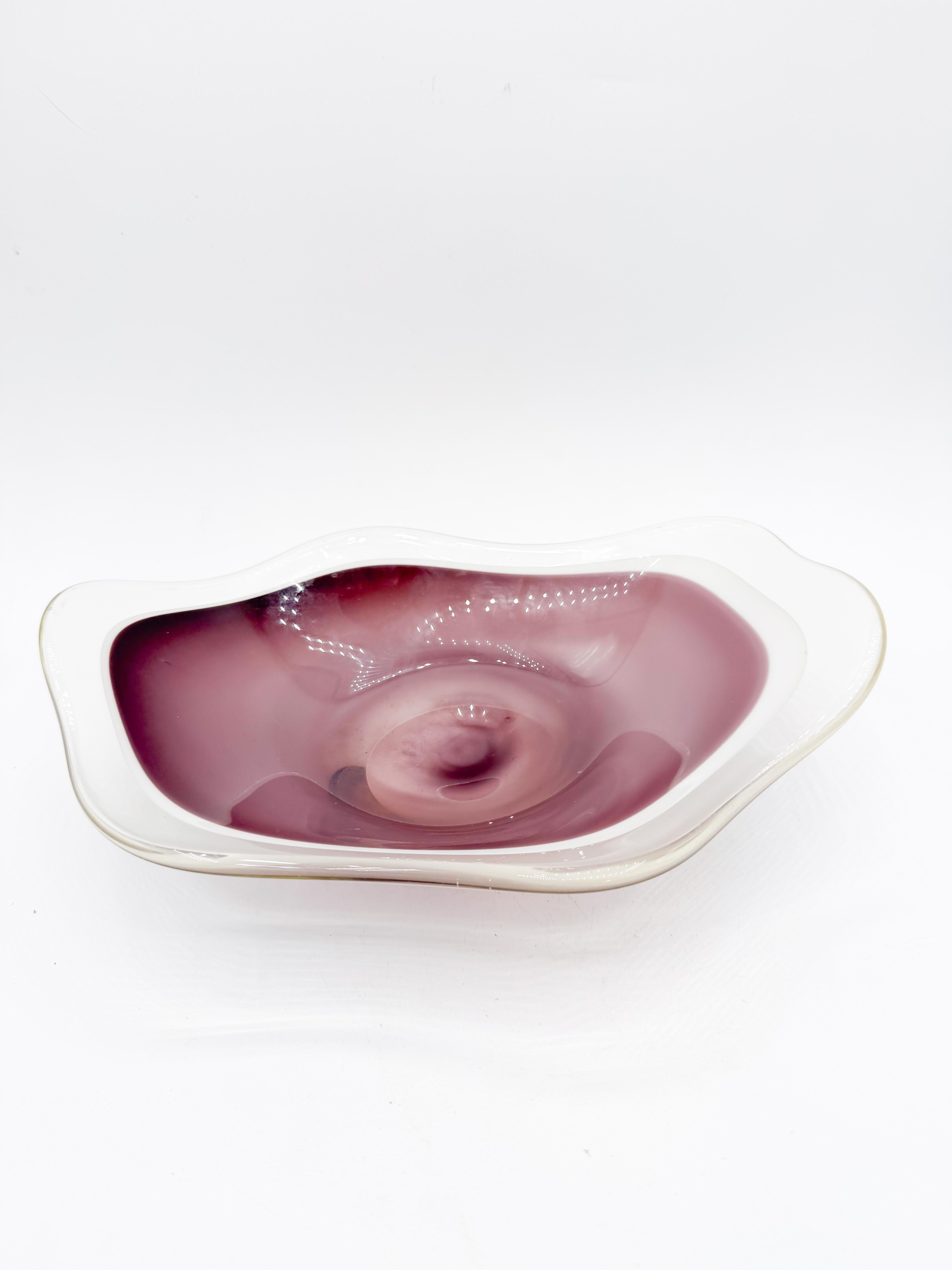 Mid-Century Swedish Flygsfors “Coquille” Purple & White Catchall Bowl, 1950s In Good Condition For Sale In Toronto, CA