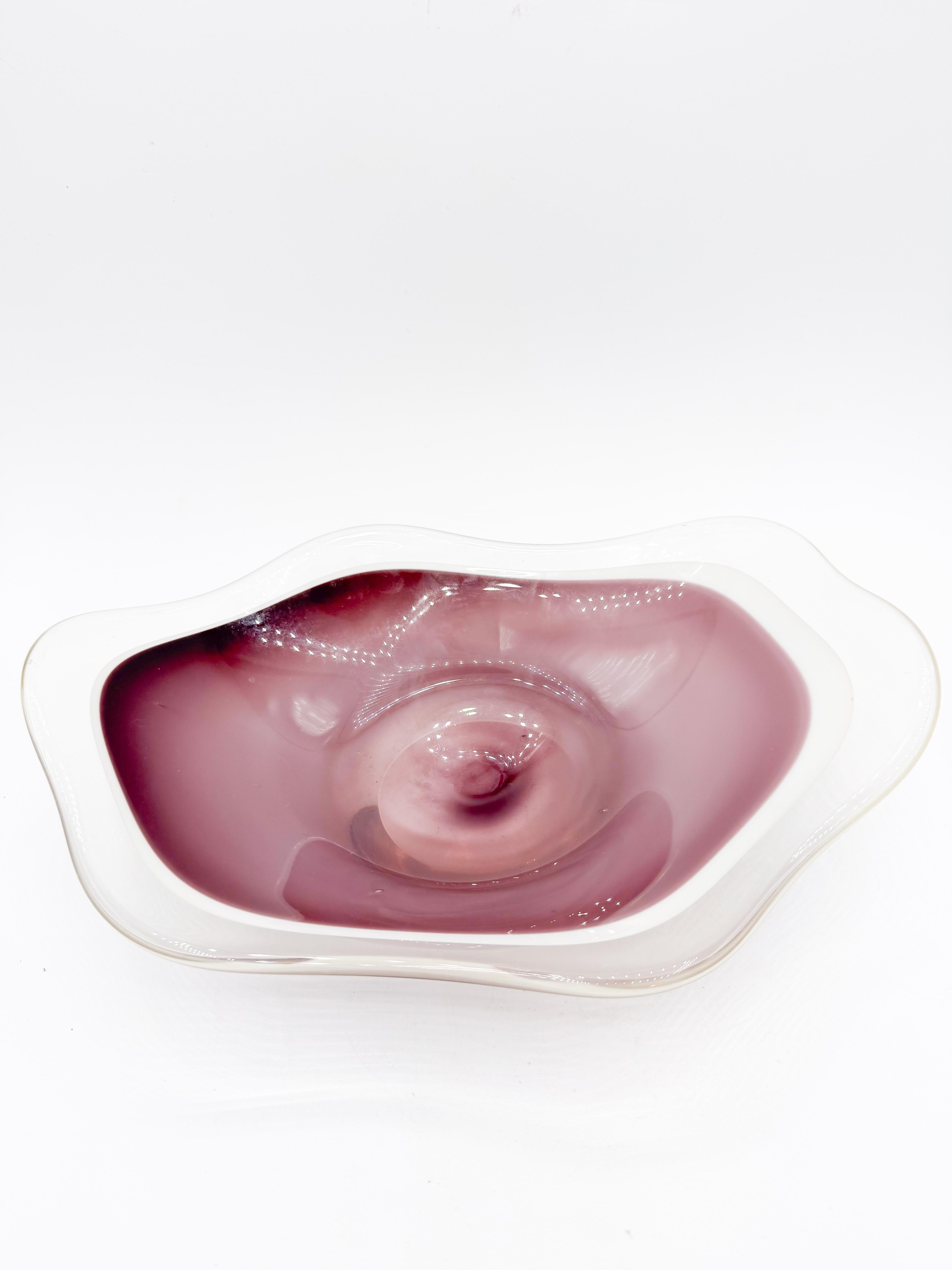 Art Glass Mid-Century Swedish Flygsfors “Coquille” Purple & White Catchall Bowl, 1950s For Sale