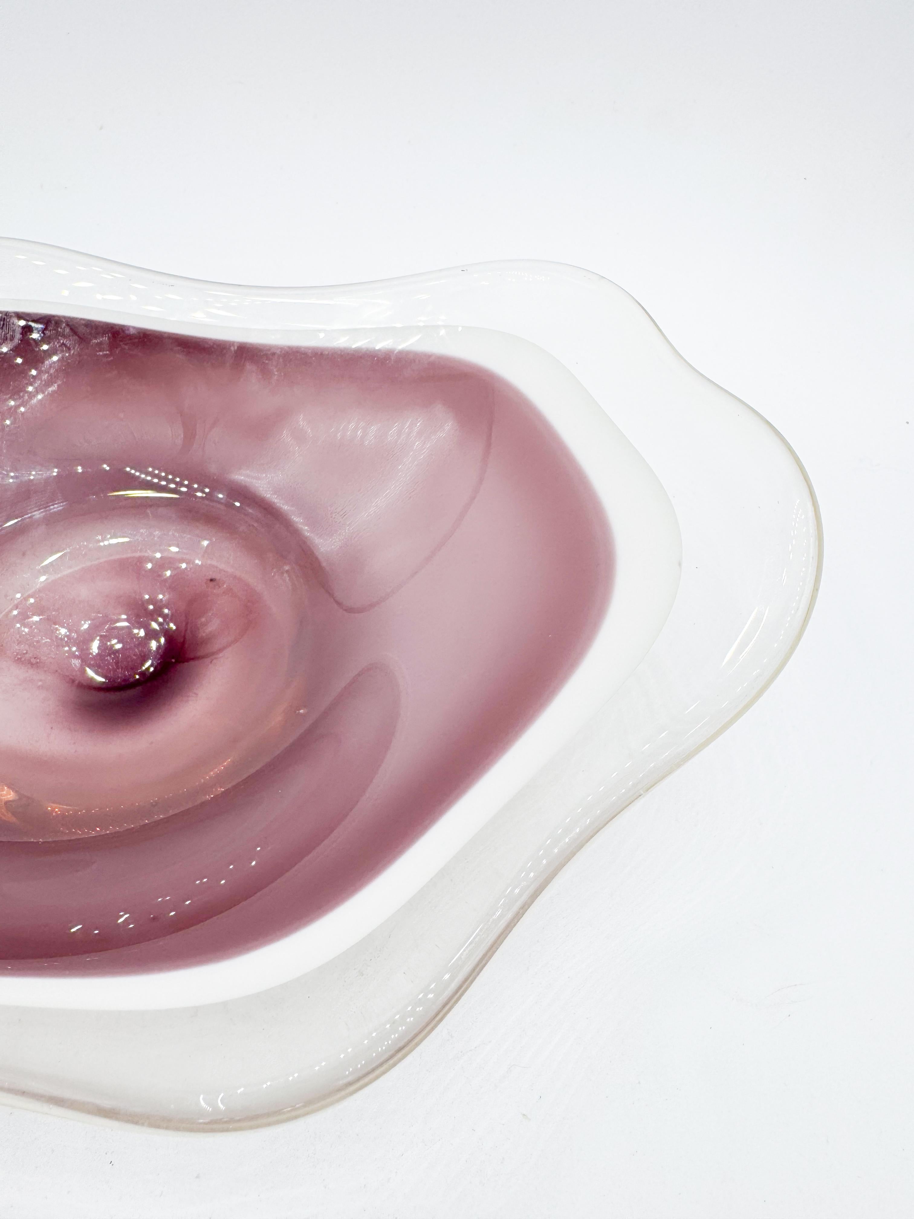 Mid-Century Swedish Flygsfors “Coquille” Purple & White Catchall Bowl, 1950s For Sale 1