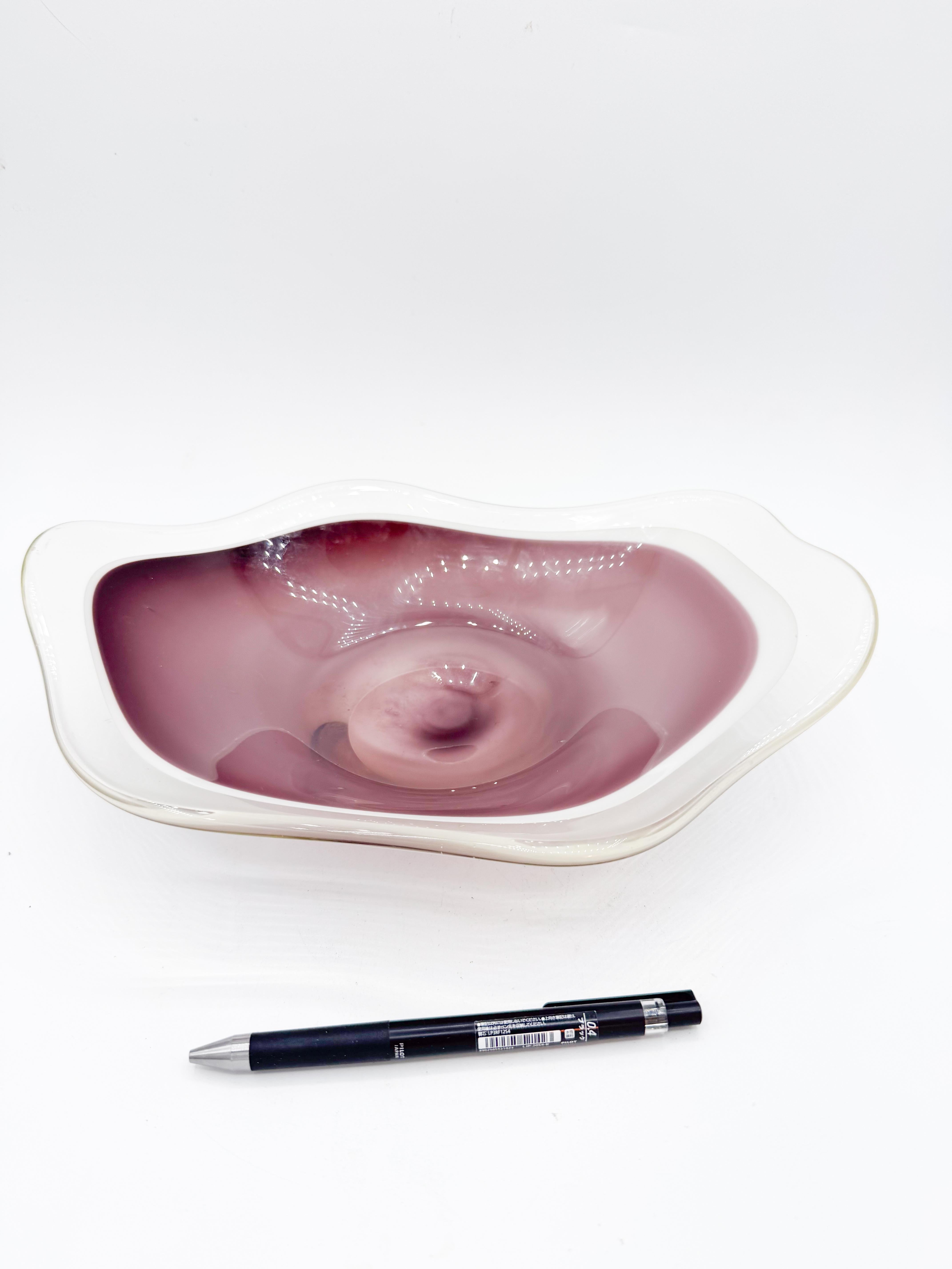 Mid-Century Swedish Flygsfors “Coquille” Purple & White Catchall Bowl, 1950s For Sale 2