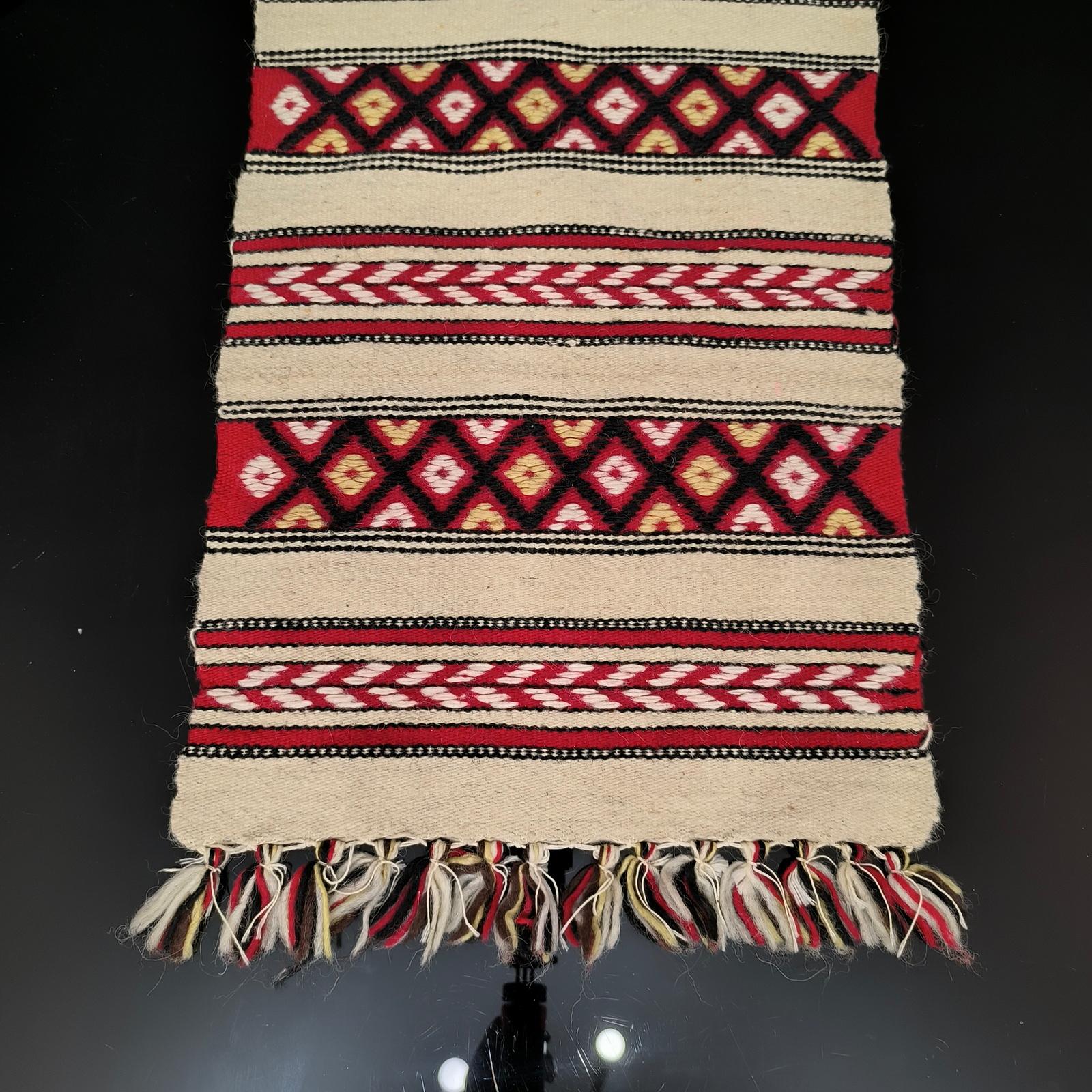 Arte popolare Runner da tavola o decorazione da parete in stile folk svedese della metà del secolo, tessuto a mano in vendita