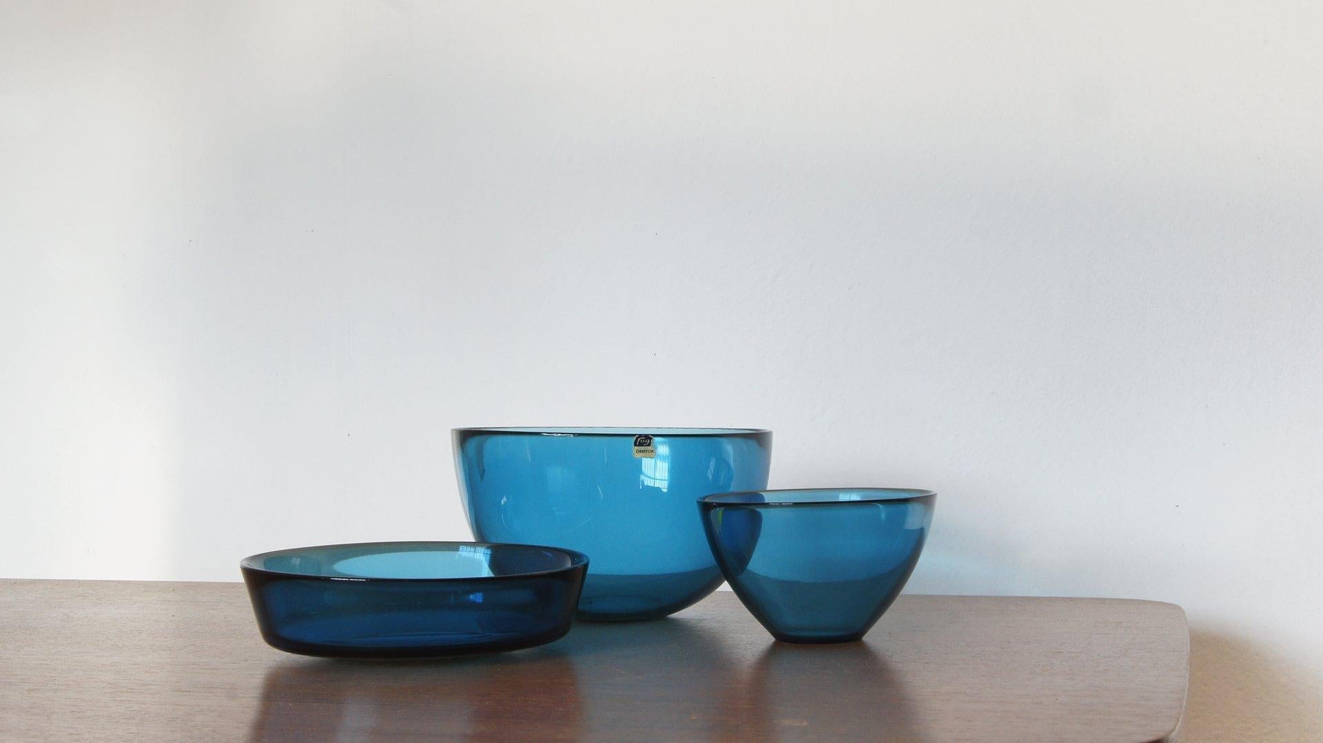 Erfolgreichstes Design im Jahr 1954 - die Fuga-Schalenserie (manchmal auch als Colora bezeichnet). Anstelle von mund- oder mundgeblasenem Glas wurden die Fuga-Schalen durch Schleudern von geschmolzenem Glas in einer rotierenden Form geformt, wodurch