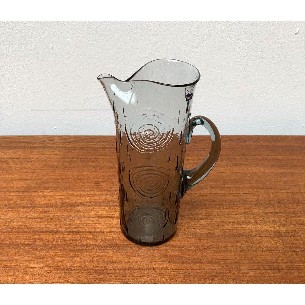 Caraffa in vetro svedese di metà secolo di Björkshult, in ottime condizioni. Disegnato tra il 1960 e il 1969 Questo pezzo ha un marchio di attribuzioneÈ completamente autentico 

Informazioni aggiuntive:
Materiali: Vetro
Stili: Medioevo