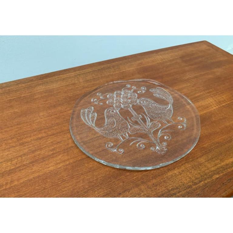 Placa de cristal sueca de mediados de siglo de Kosta Boda, en muy buen estado. Diseñado de 1960 a 1969 prueba oficial de autenticidad, como catálogos antiguos, registros de diseñadores u otras fuentes bibliográficas.

Más información:
Materiales: