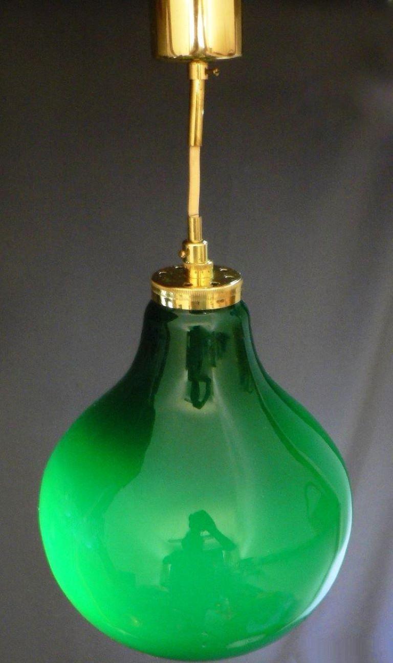 Bauhaus-Hängeleuchte aus Opalglas und Messing aus der Mitte des Jahrhunderts, Deutschland, 1960er Jahre. Große Glühbirne aus grünem Opalglas, messingmontiert, mit einer einzigen Fassung aus Messing und Porzellan für eine große E27/E26-Glühbirne.