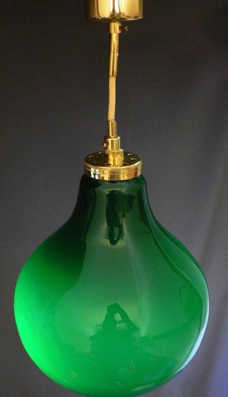 Schwedisch Mitte des Jahrhunderts  Großer Anhänger in Form einer Glühbirne aus grünem Opalglas und Messing, 1960er Jahre (Moderne der Mitte des Jahrhunderts) im Angebot