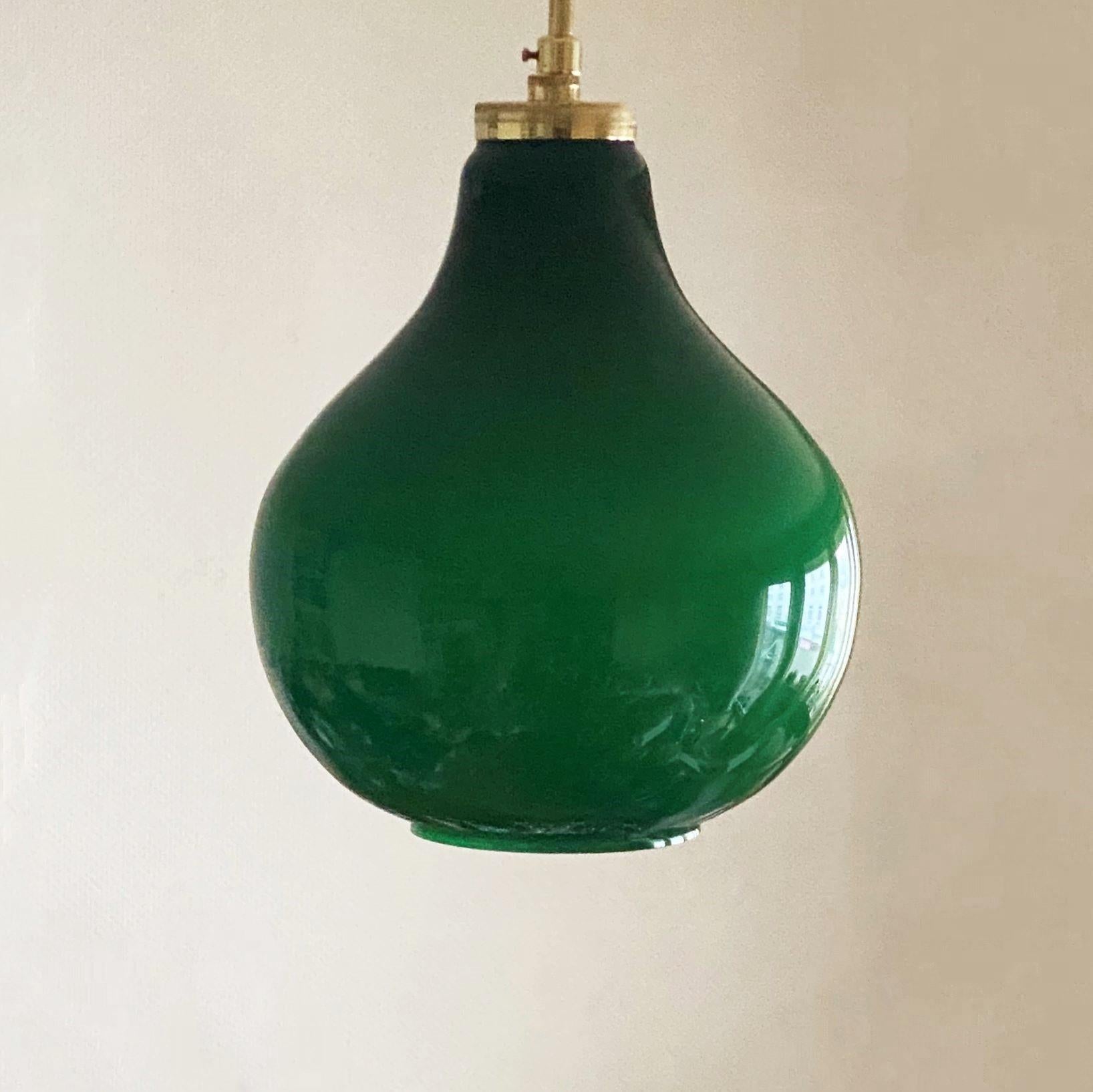 Schwedisch Mitte des Jahrhunderts  Großer Anhänger in Form einer Glühbirne aus grünem Opalglas und Messing, 1960er Jahre (20. Jahrhundert) im Angebot